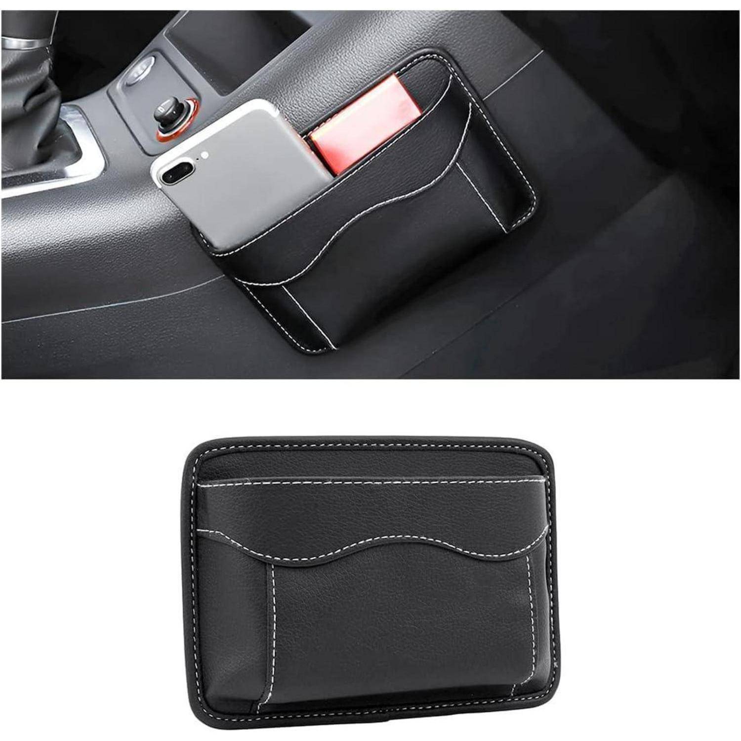 Schwarze Lederautositz-Organizer-Tasche, die ein Smartphone und einen roten Gegenstand hält, gezeigt neben einer Autokonsole befestigt; Vorderansicht unten.