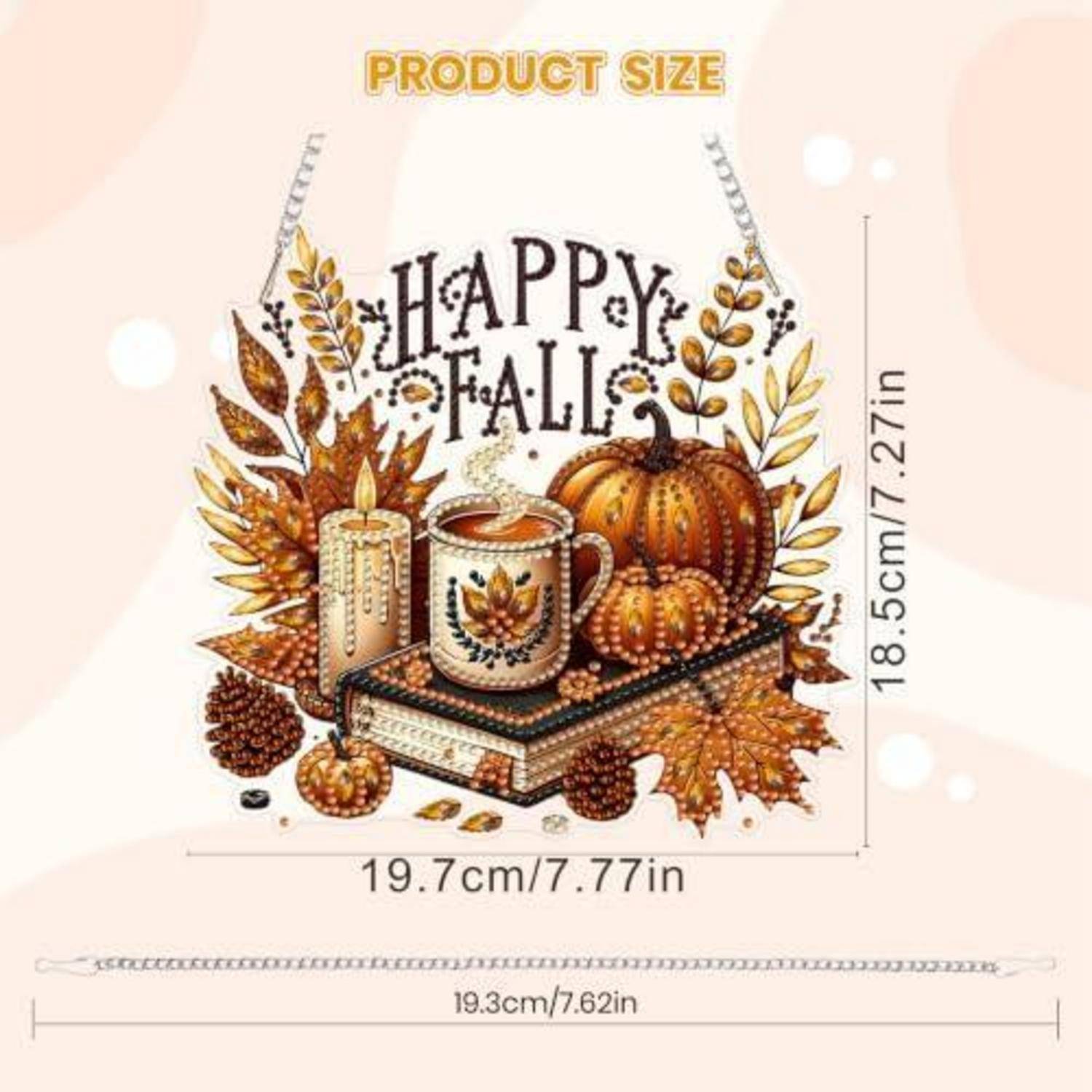 Herbst-Thema hängendes Schild-Design mit der Aufschrift „HAPPY FALL" mit Kürbissen, Kerze, Becher, Blättern und Büchern; Größe angegeben als 19,7 cm breit und 18,5 cm hoch.