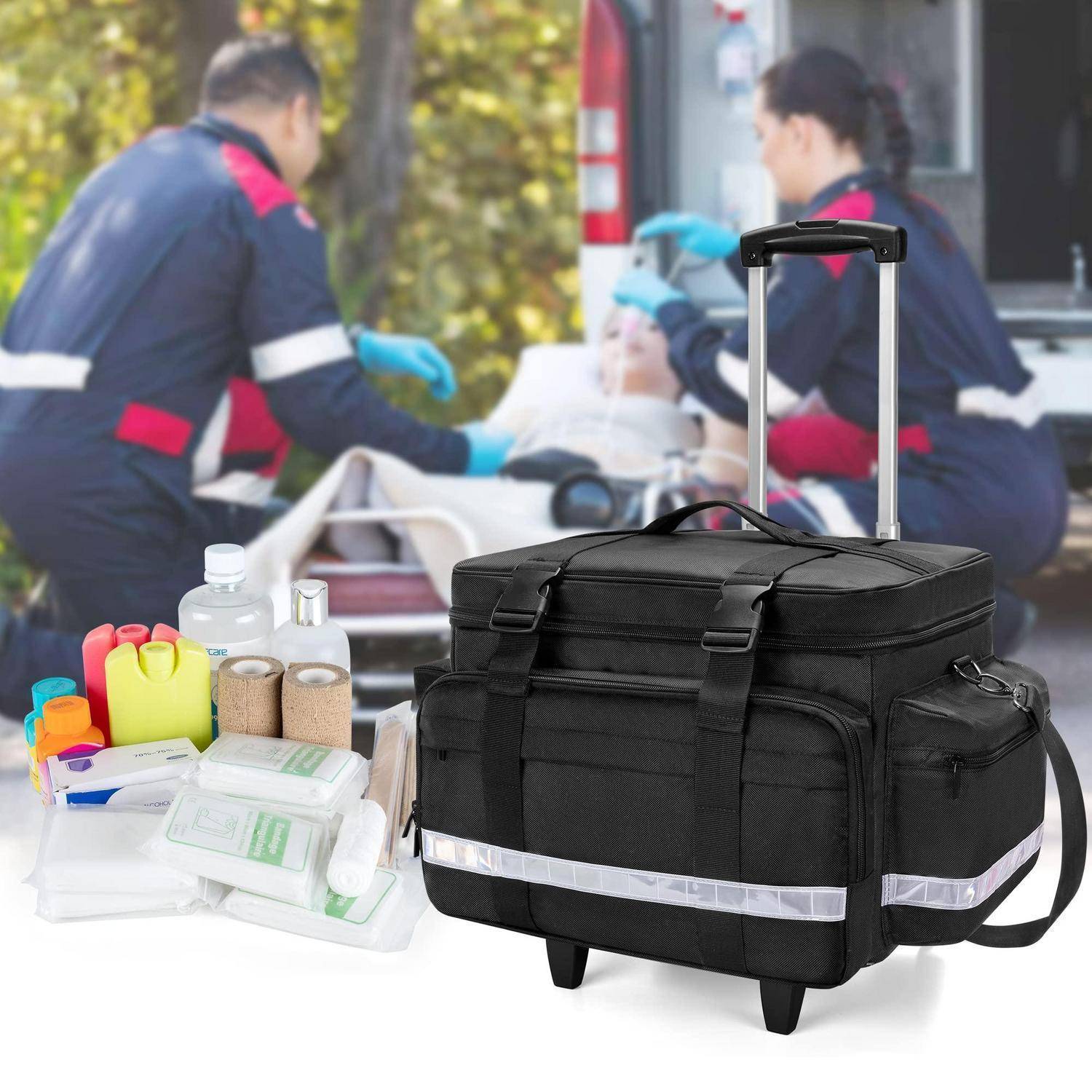 Medizinisches Notfallausrüstungsset mit schwarzer Tasche auf Rädern, Erste-Hilfe-Materialien, Verbandsmaterial und Handschuhen; Rettungshelfer behandeln im Hintergrund einen Patienten.