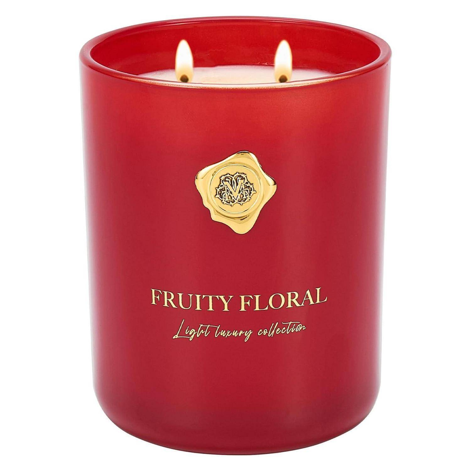 Rote duftende Kerze in einem Glaskrug mit zwei brennenden Dochten, mit der Aufschrift „FRUITY FLORAL