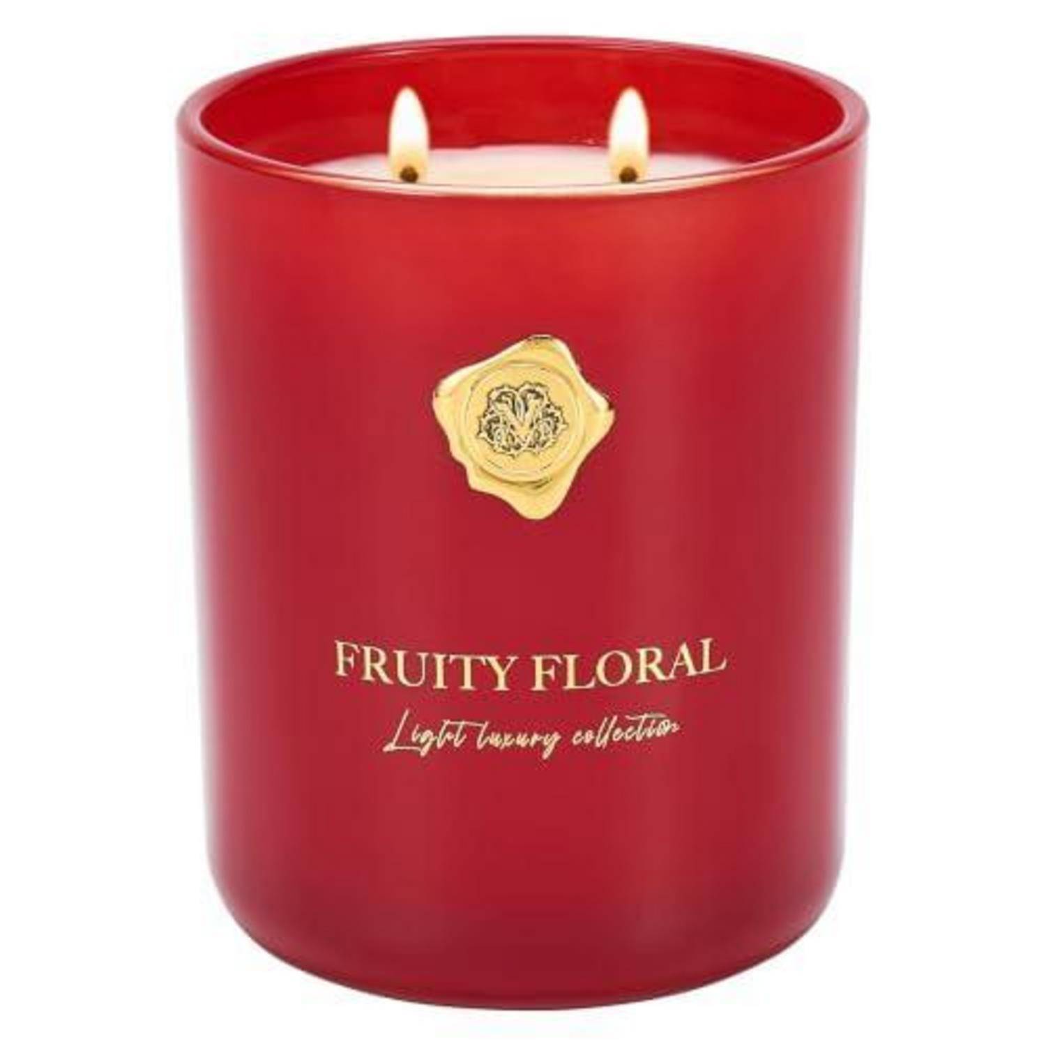 Rote duftende Kerze in einem Glaskrug mit zwei brennenden Dochten und Etikett mit der Aufschrift „FRUITY FLORAL