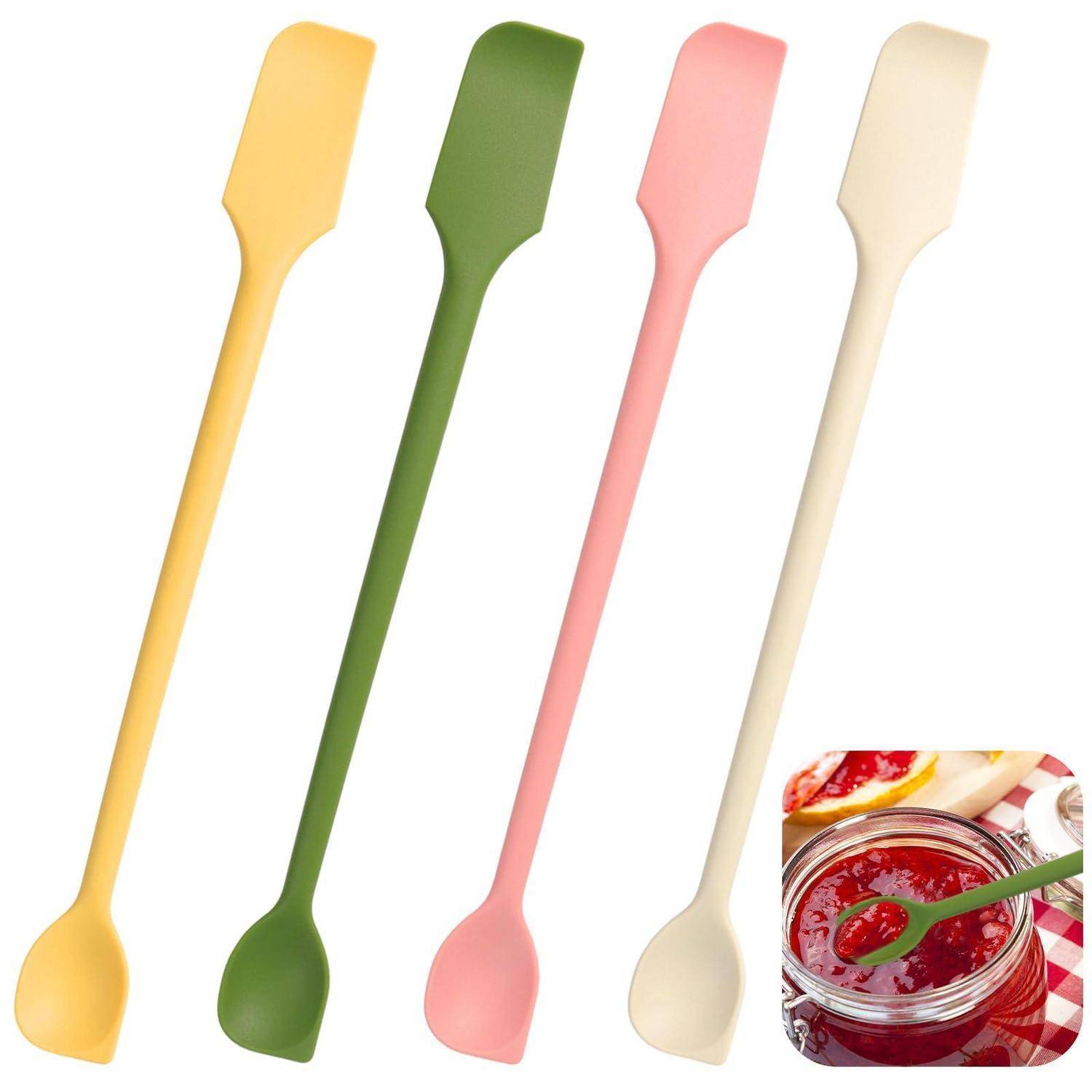 Vier lange Silikonspatel in Gelb, Grün, Rosa und Beige, plus eine kleine Vergrößerung, die einen grünen Spatel zeigt, der Marmelade in einem Glas umrührt.