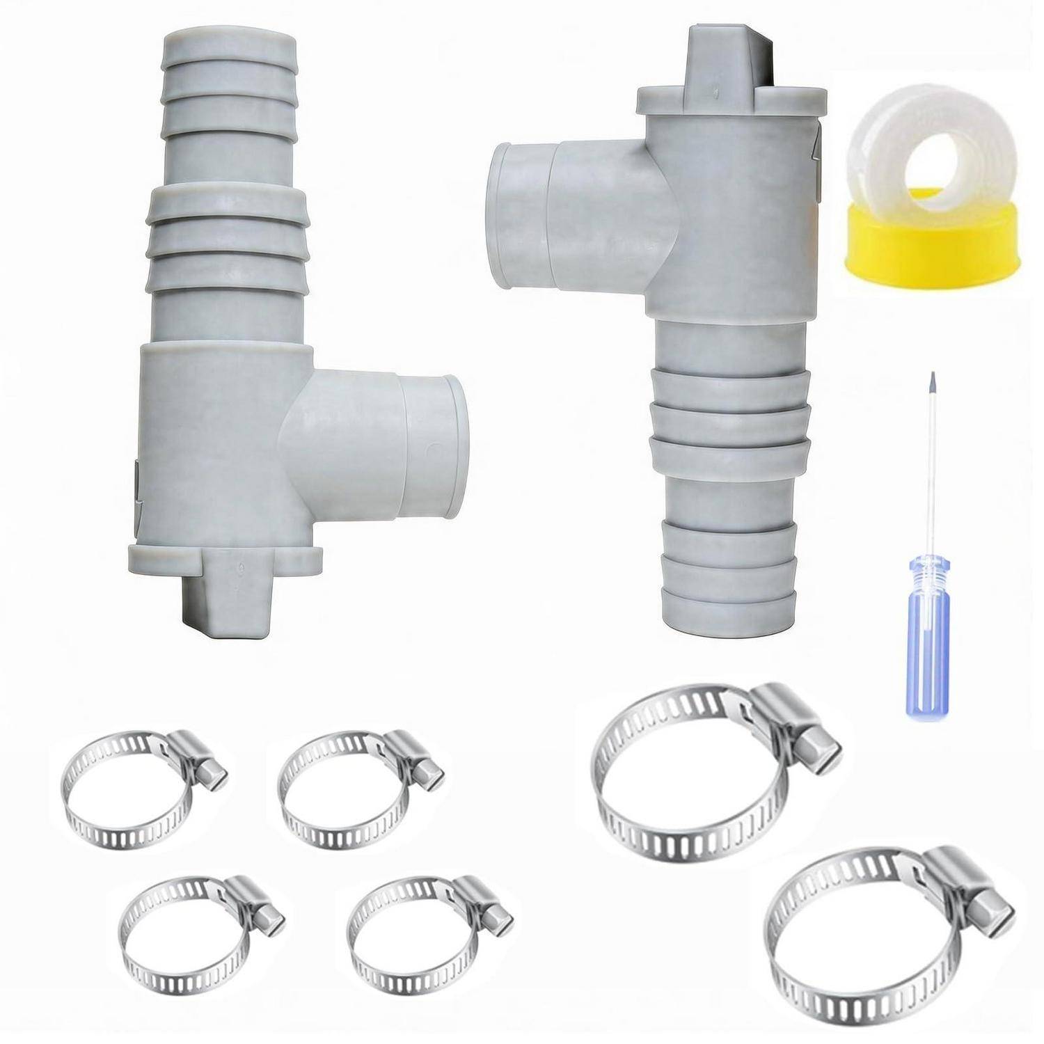 Bild von Rohrleitungsarmaturen: zwei graue Schlauchverbinder, eine Rolle PTFE-Klebeband, ein Schraubendreher und fünf Metallschlauchschellen auf weißem Hintergrund.