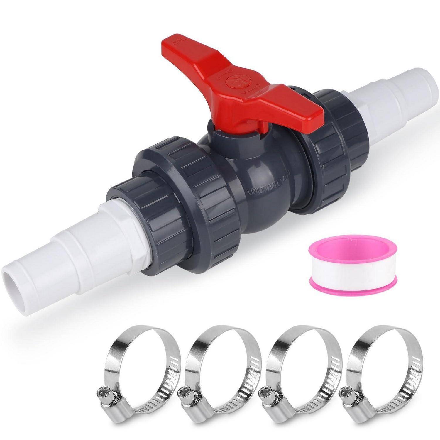 Schwarzes PVC-Kugelventil mit rotem Hebel und weißen Rohrverschraubungen, gezeigt mit rosa Dichtungsband und vier Schlauchschellen.