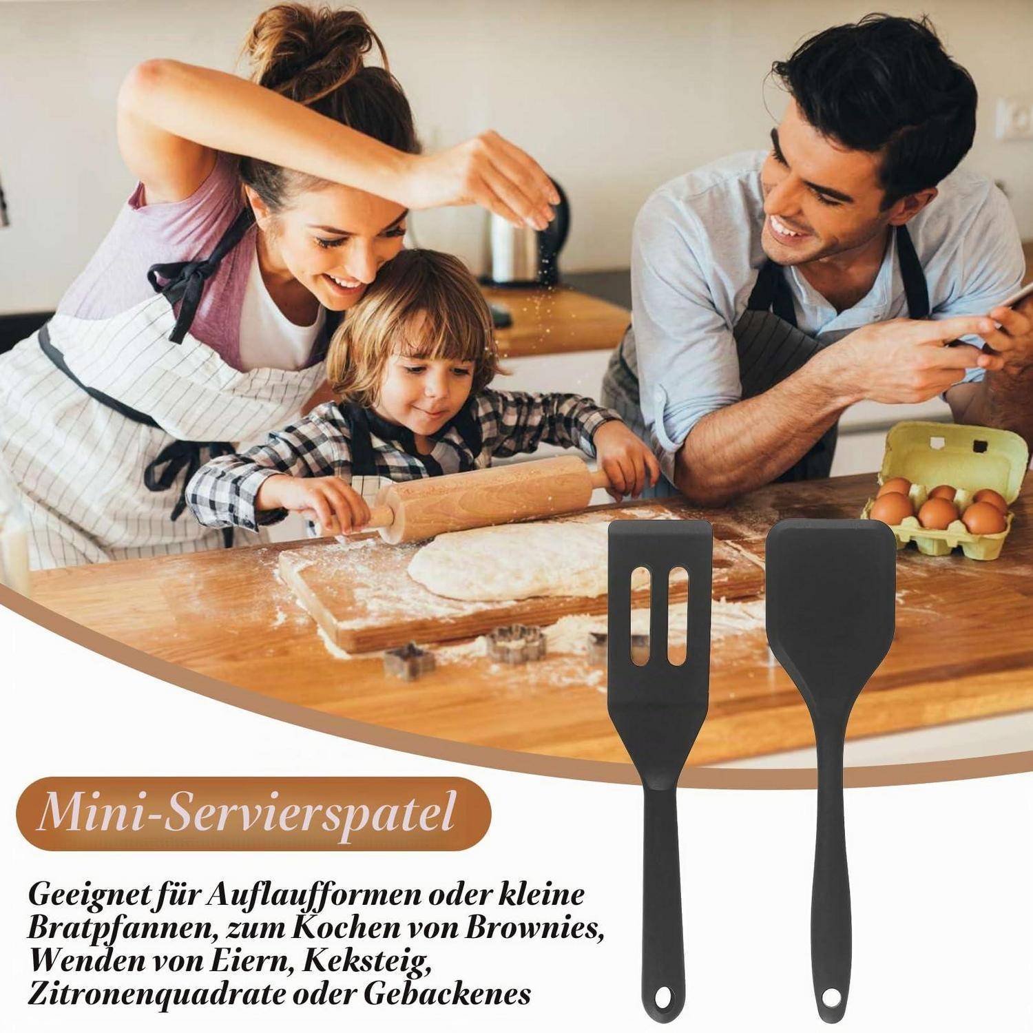 Familie backt gemeinsam am Küchentisch; ein Kind rollt Teig während Erwachsene helfen. Das gezeigte Produkt ist ein „Mini-Servierspatel
