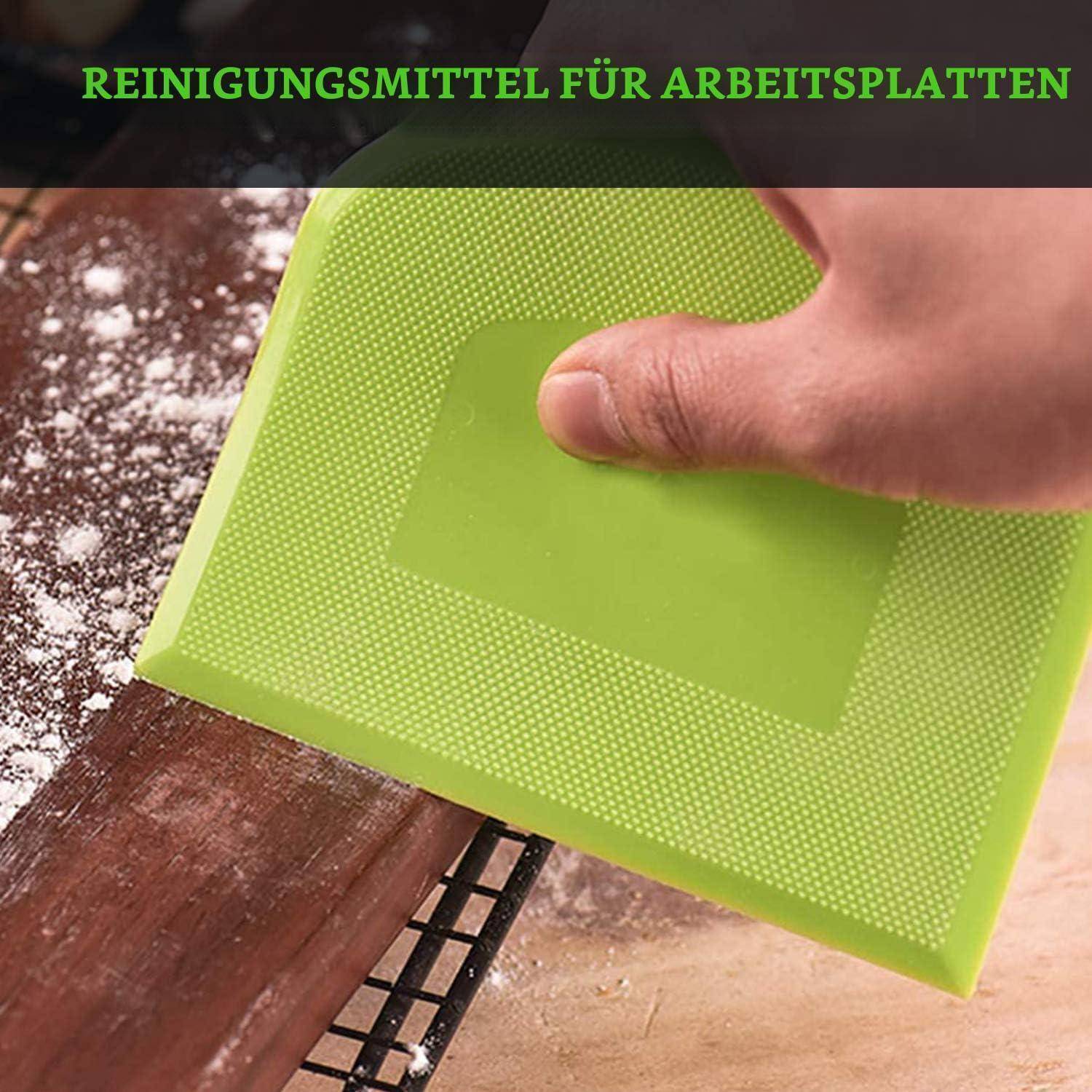Hand wischt eine Oberfläche mit einem grünen Reinigungstuch ab; deutscher Text liest „REINIGUNGSMITTEL FÜR ARBEITSPLATTEN