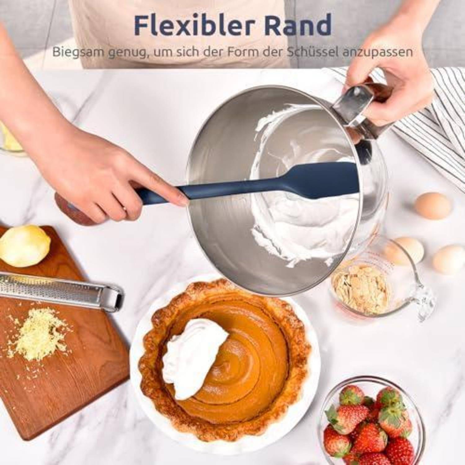Hände, die einen flexiblen Spatel verwenden, um Schlagsahne in eine Tortenkruste zu kratzen, mit Backzutaten und Erdbeeren auf einer Arbeitsfläche; Text liest „Flexibler Rand