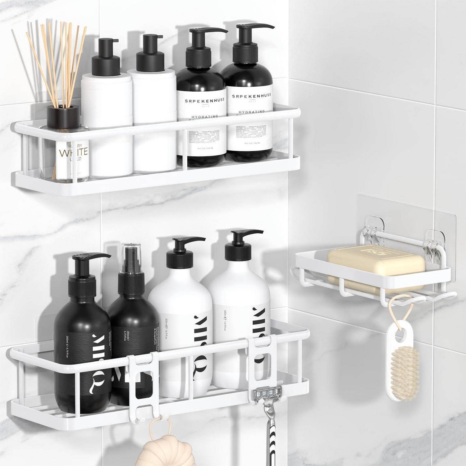 Weiße, wandmontierte Duschablagen, die verschiedene Shampoo- und Seifenflaschen, einen Raumdiffuser und eine Stückseife mit einer Badebürste und Aufhängehaken halten.