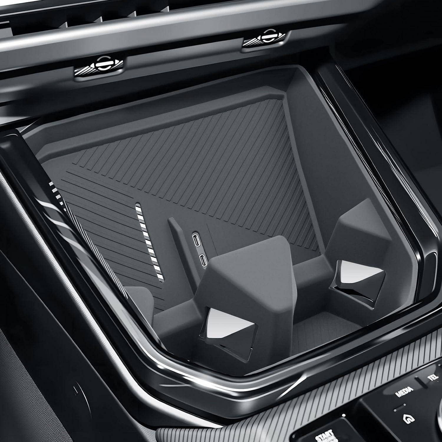 Futuristisches Fahrzeuginnenraum mit einem großen transparenten Display über zwei eckigen Vordersitzen, was auf ein Konzeptauto-Cockpit hindeutet.