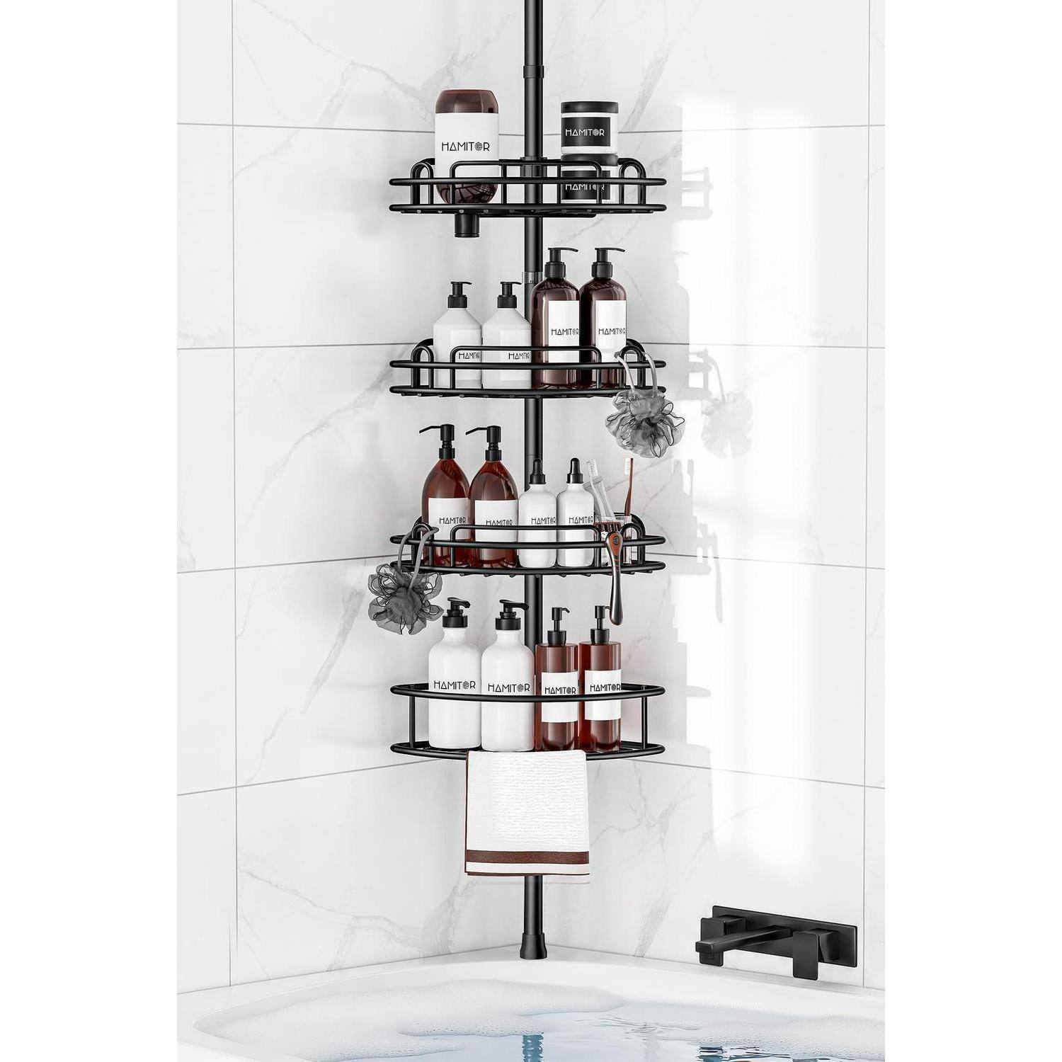 Schwarzes Eckregal für die Dusche mit Shampoo, Seife und einem Handtuch in einer weiß gekachelten Dusche