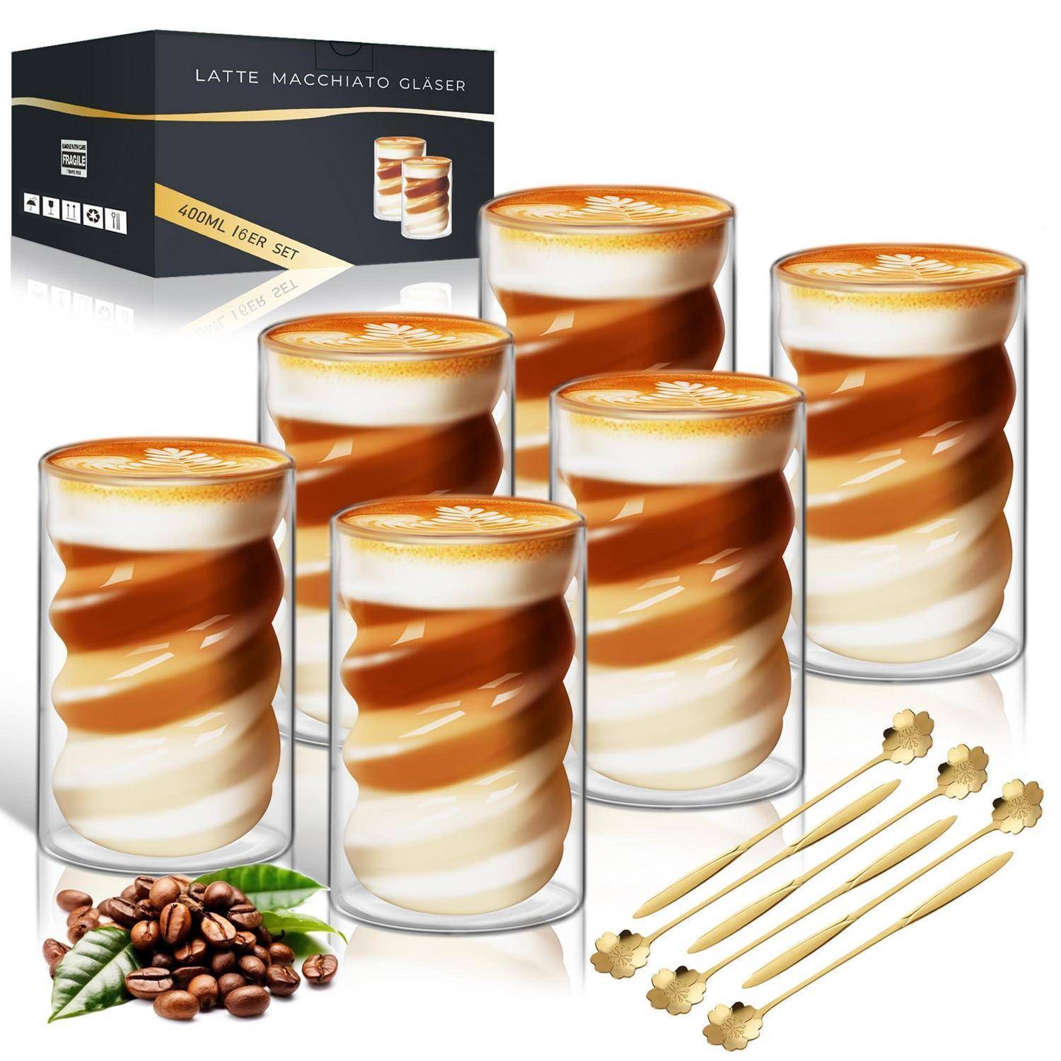 Satz von sechs durchsichtigen Latte-Macchiato-Gläsern mit wirbelnden geschichteten Kaffee- und Milchschichten, gezeigt mit einer Produktverpackung, Kaffeebohnen und Rührstäbchen.