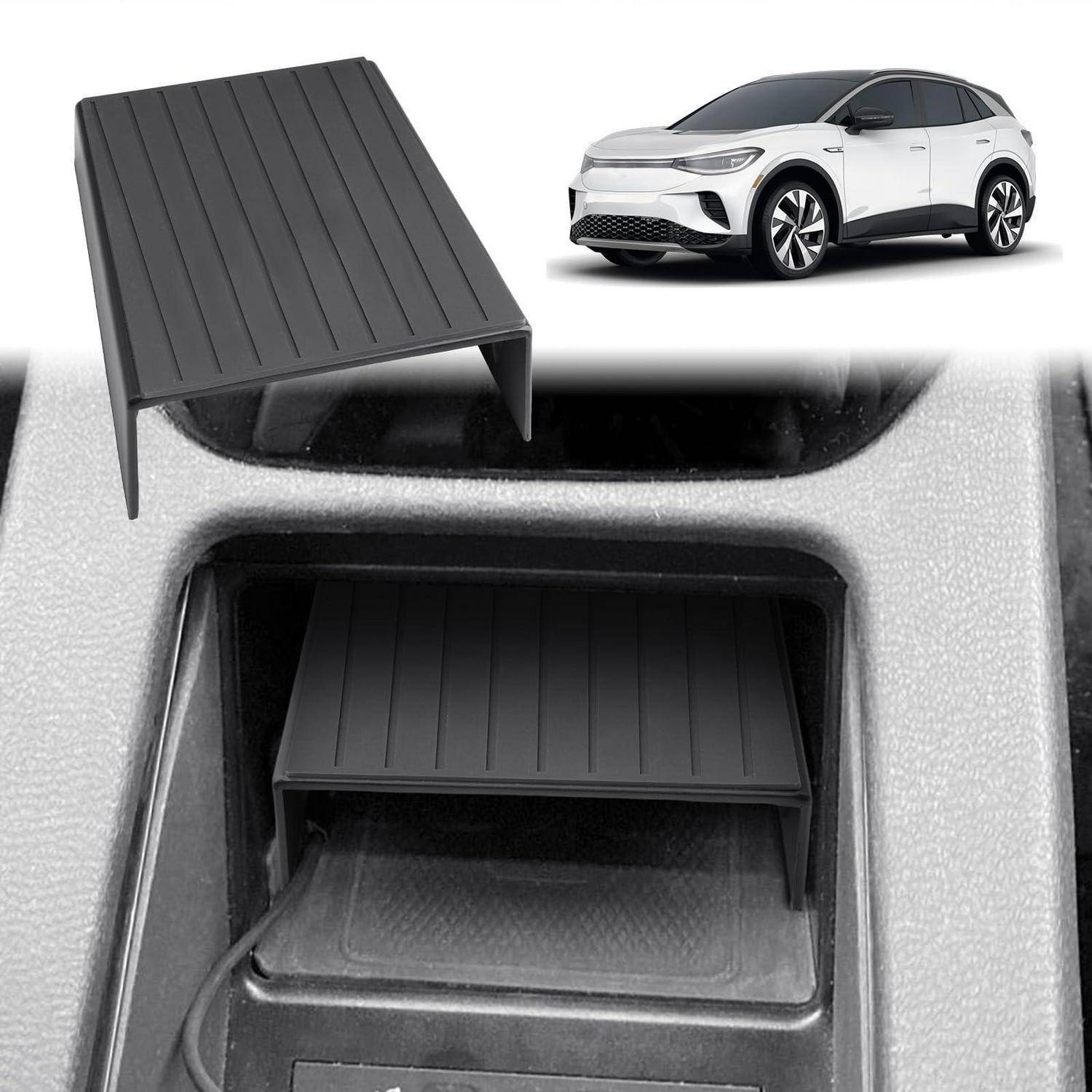 Schwarze Kunststoff-Telefon-/Aufbewahrungsablage für ein Armaturenbrett-Staufach in einem Auto, gezeigt installiert und in Nahaufnahme mit einem kleinen SUV-Einsatz.