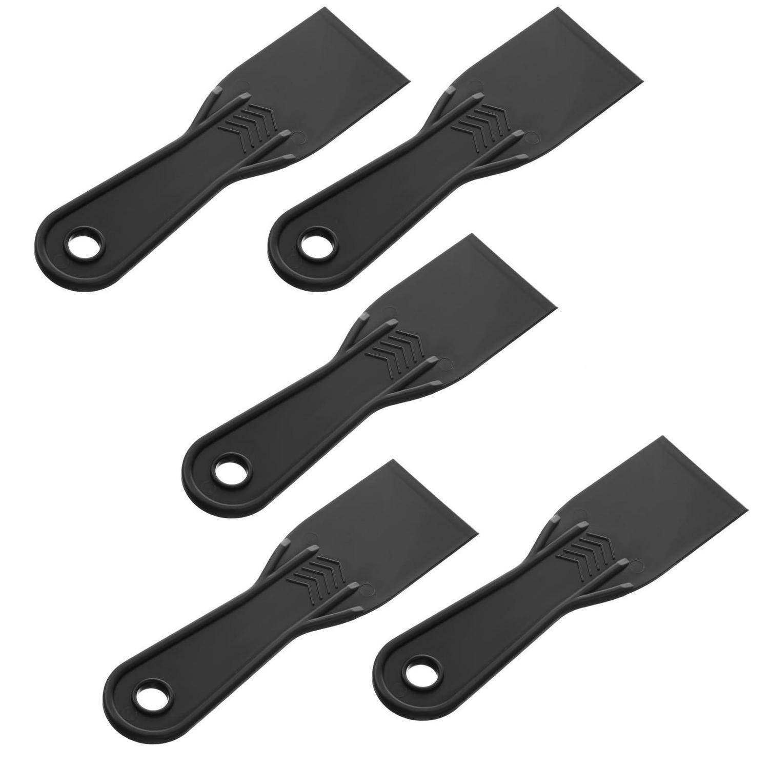 Fünf schwarze Kunststoff-Spachtelmesser oder Kratzergeräte auf weißem Hintergrund angeordnet.