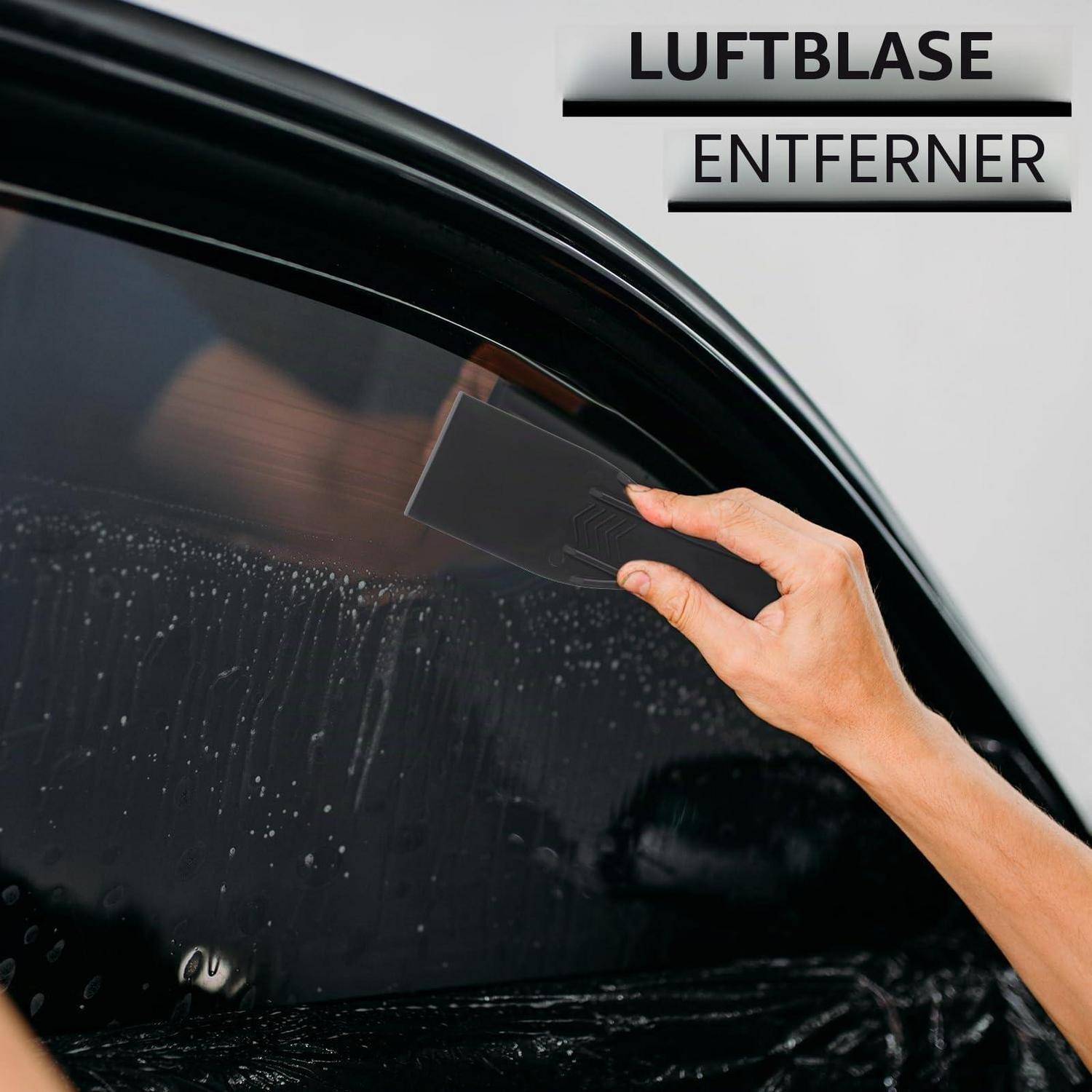 Handschraper zum Kratzen einer Autowindschutzscheibe mit einem schwarzen Gummiwischer, um Wasser und Luftblasen zu entfernen; Text liest sich als 