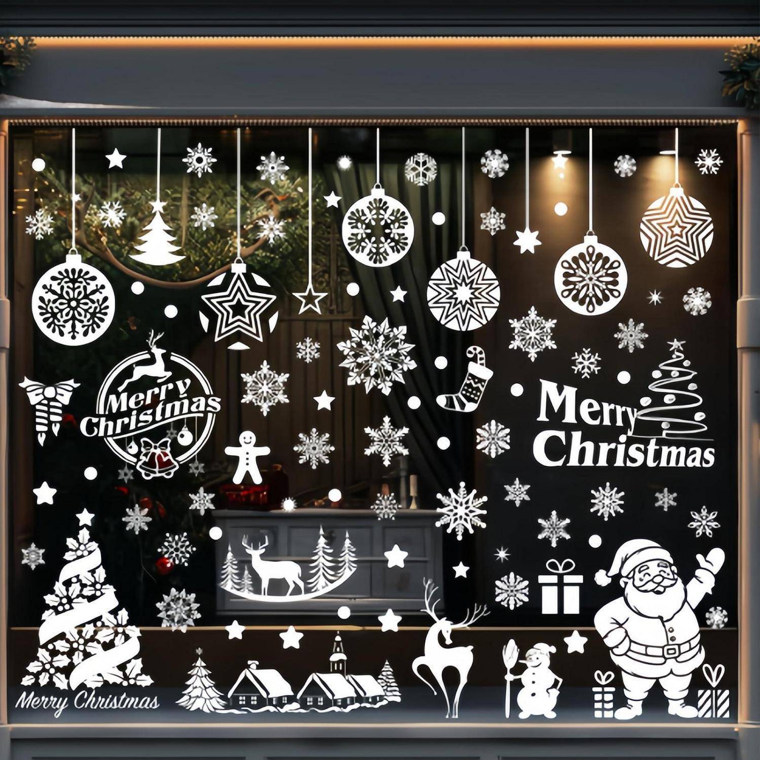 Weihnachtsschaufenster mit weißen Feiertagsaufklebern, einschließlich Schneeflocken, Weihnachtskugeln, Bäumen, dem Weihnachtsmann und Text 