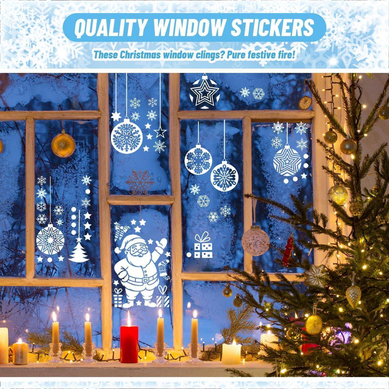 Weihnachtsfensteraufkleber auf blauen Scheiben mit dem Weihnachtsmann, Schneeflocken und hängenden Christbaumkugeln, gezeigt neben einem beleuchteten geschmückten Baum und Kerzen.