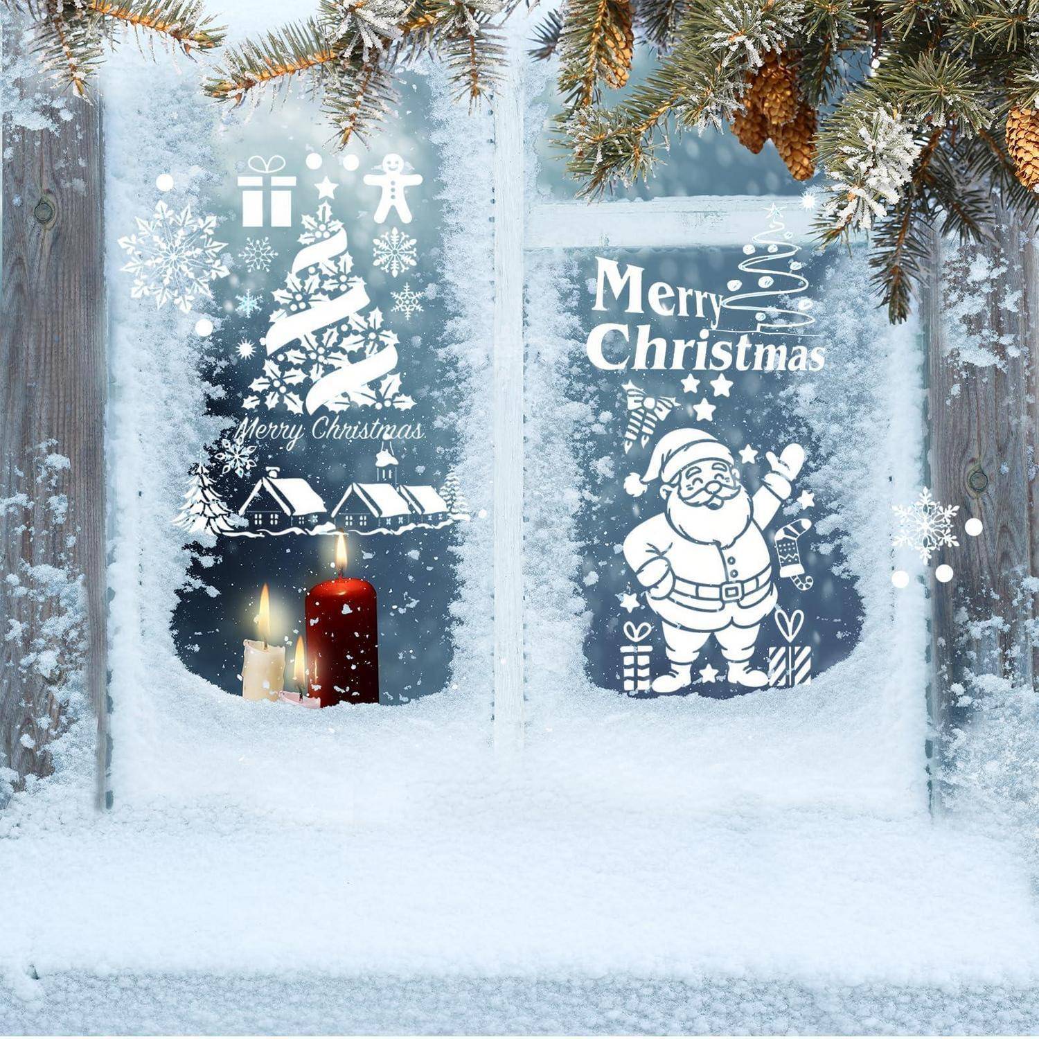 Festliche verschneite Fensterszene mit zwei "Frohe Weihnachten""-Aufklebern, dem Weihnachtsmann und einem Weihnachtsbaum, brennenden Kerzen und Kiefernzweigen oben.