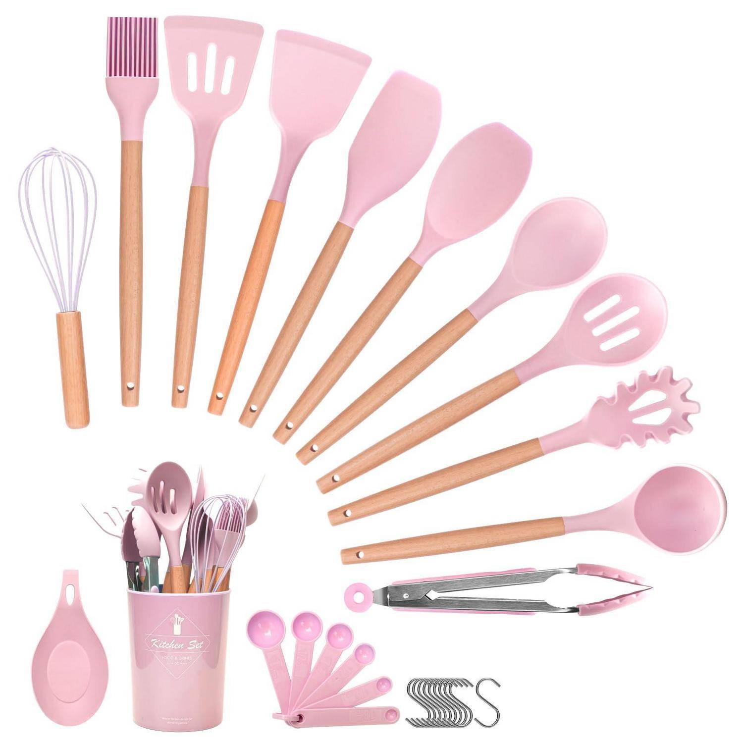 Rosa Küchenutensilien-Set mit Holzgriffen, bestehend aus Spachteln, Schneebesen, Zange, Schöpflöffel, Messlöffeln und Halter, angeordnet auf weißem Hintergrund.