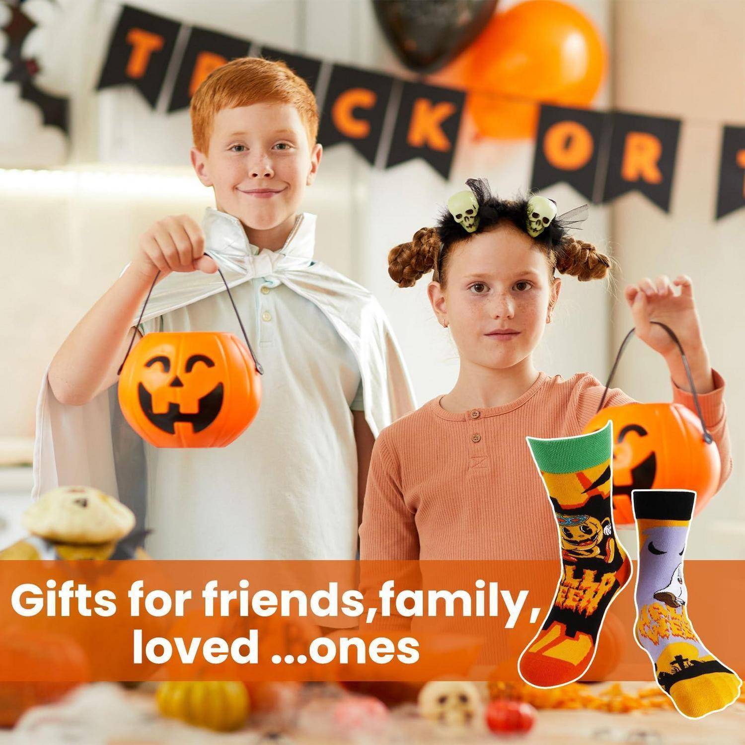 Zwei Kinder in Halloween-Kostümen halten Jack-o'-Lantern-Süßigkeitseimer, mit Kürbissen und Dekorationen hinter ihnen; der Text sagt „Geschenke für Freunde, Familie, liebe ...Personen".