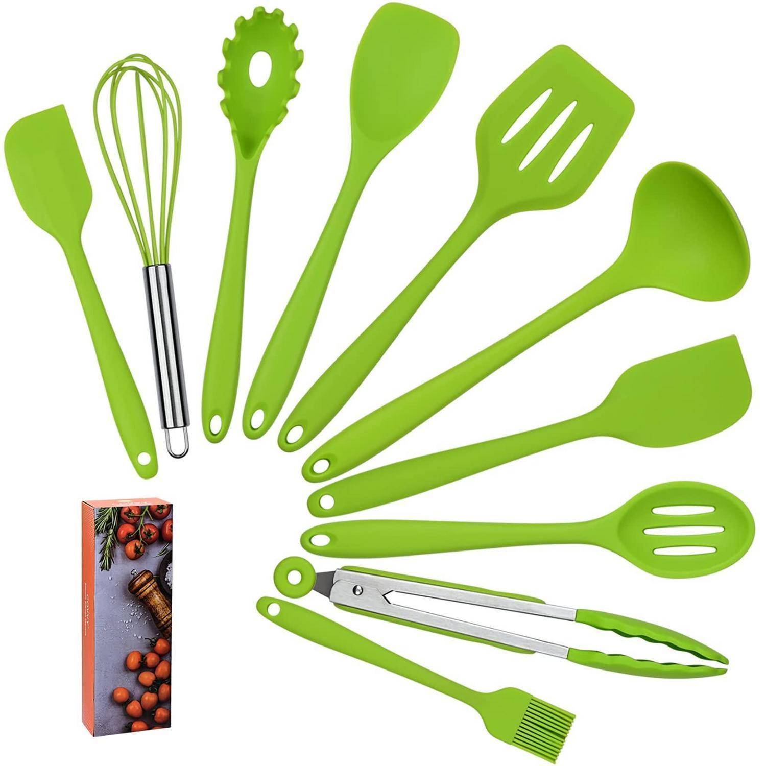 Satz aus leuchtend grünen Küchenutensilien, einschließlich eines Schneebesens, Spachteln, Löffels, Schaumlöffels, Pastas-Servierers, Zange und Gebäckpinsel, mit gezeigter Verpackung.