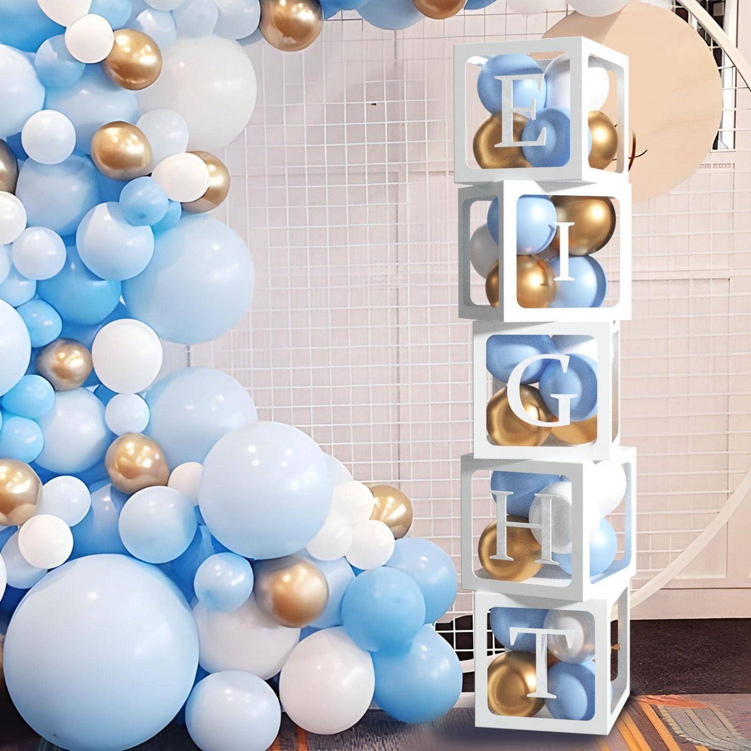 Dekorative Balloninstallation mit gestapelten transparenten Würfeln, die das Wort „EIGHT