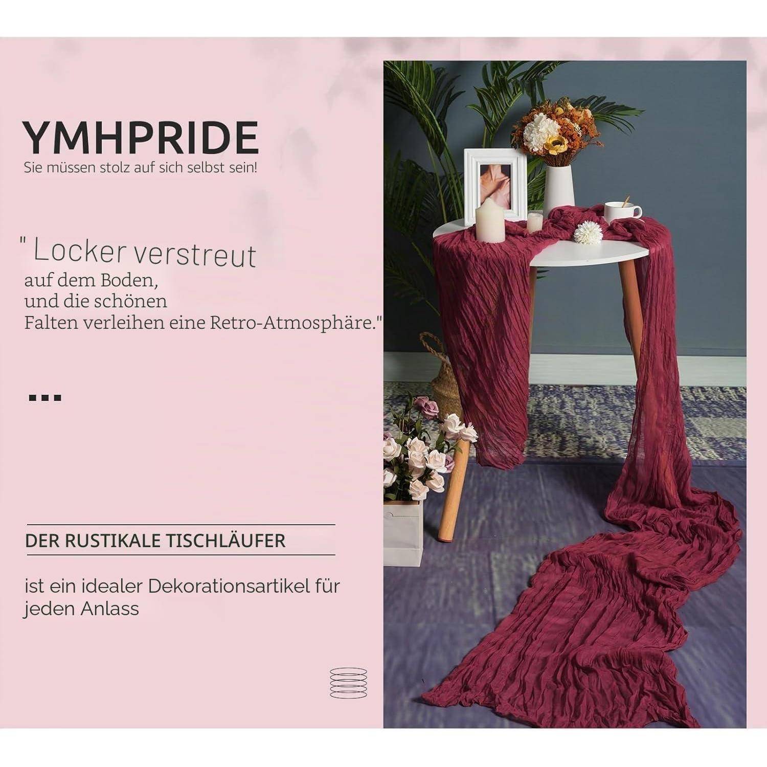 Werbeplaket für 'YMPHRIDE' rustikaler Tischläufer, der einen burgunderroten gefälteten Läufer zeigt, der über einen Tisch und Boden in einem gestylten Raum drapiert ist; deutscher Text hebt seine Retro-Atmosphäre hervor.