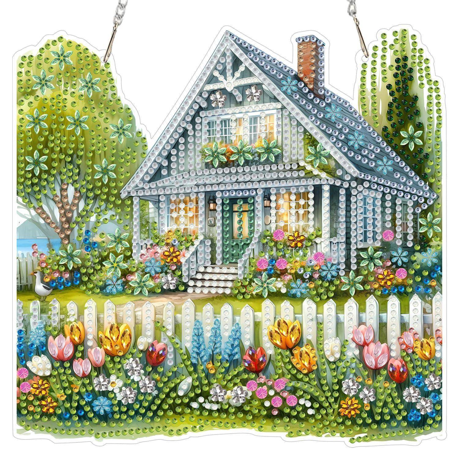 Dekorative Perlenillustration einer Hütte mit einem Garten, einem Lattenzaun, Bäumen und farbenfrohen Blumen davor.