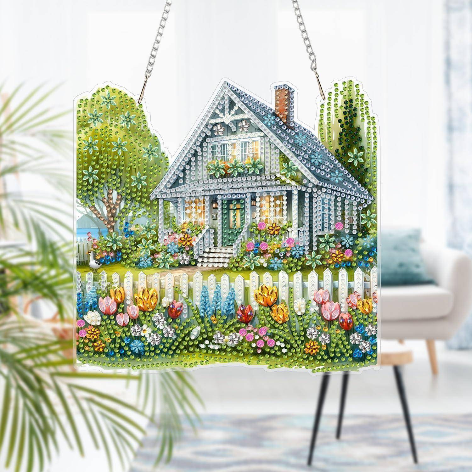 Dekorative Wandbehang aus Perlen mit einem Cottage-Garten mit Blumen, Bäumen und einem weißen Lattenzaun
