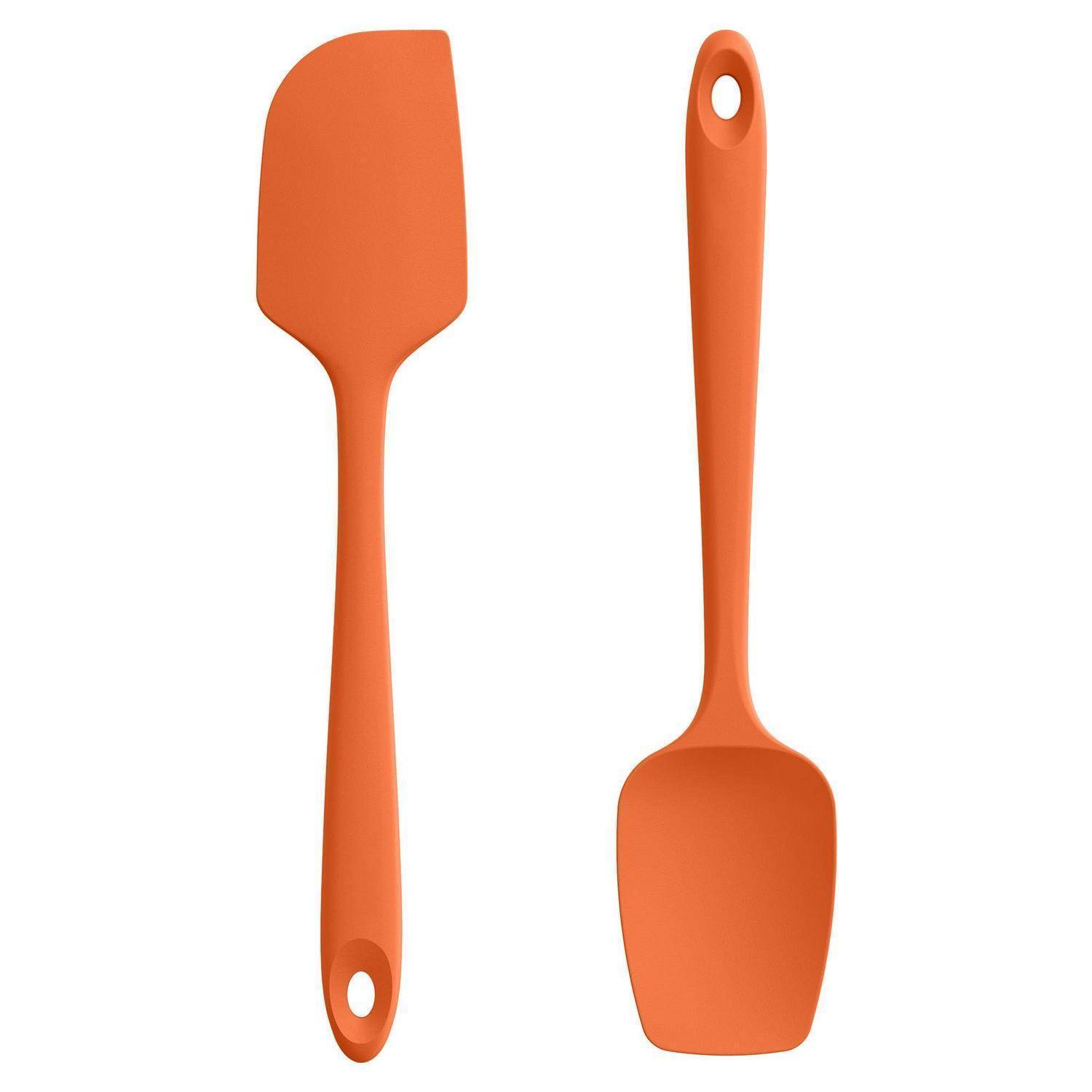 Zwei orangefarbene Silikonspachteln mit Aufhängelöchern, nebeneinander auf weißem Hintergrund dargestellt.
