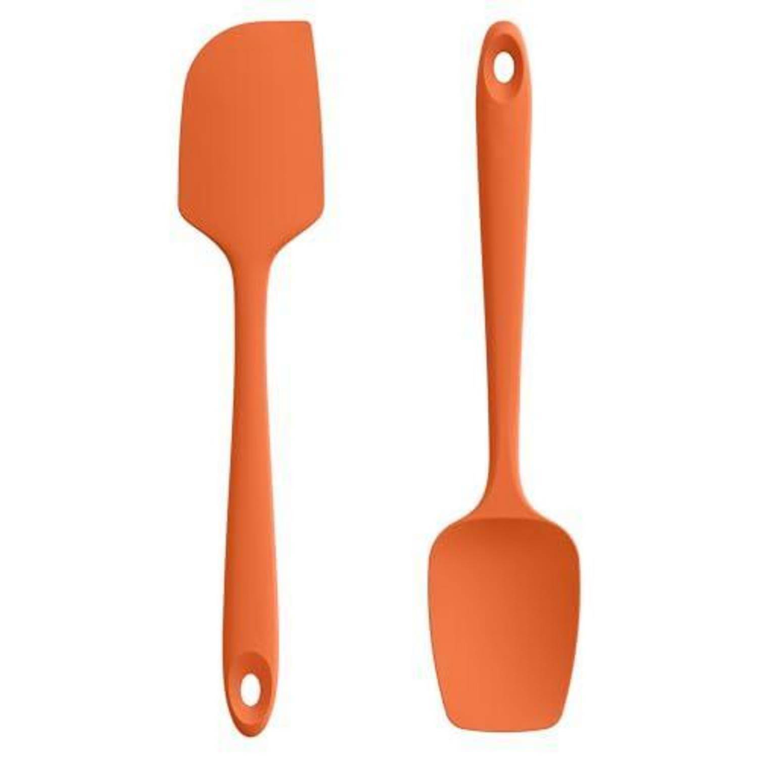 Zwei orangefarbene Silikonspatel mit langen Griffen, nebeneinander auf weißem Hintergrund dargestellt.