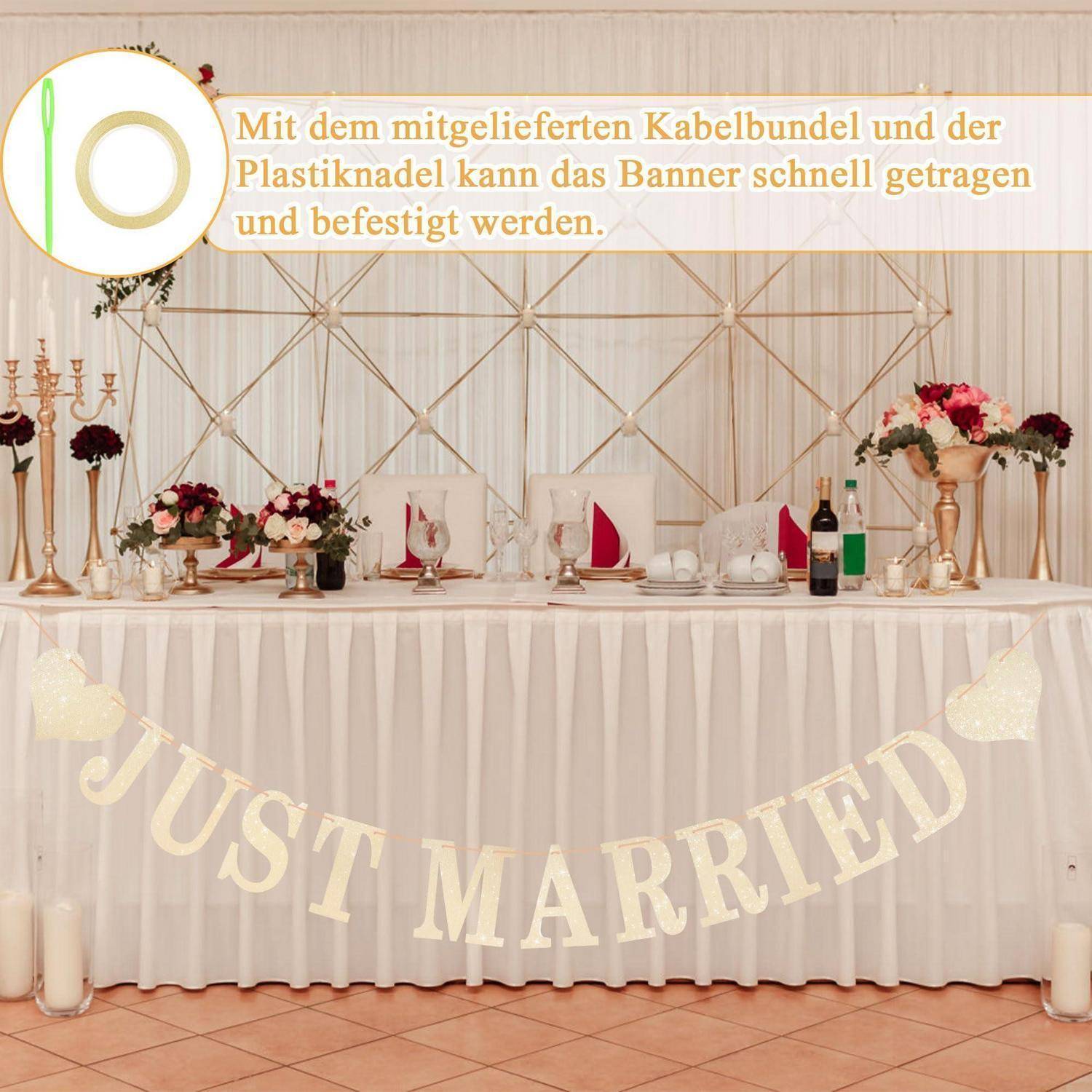Hochzeitstisch mit einem cremefarbenen "JUST MARRIED"" Banner, das über die Vorderseite drapiert ist, gezeigt mit deutscher Erklärung der enthaltenen Kabelbinder und Kunststoffnadel zum schnellen Anbringen.