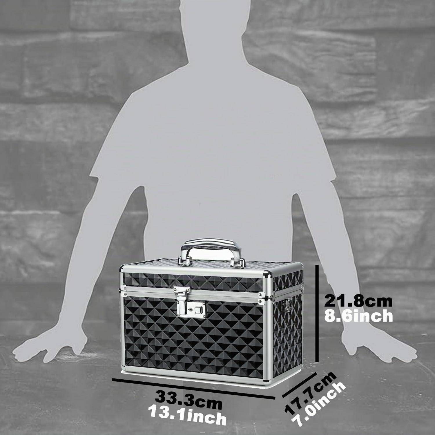 Schwarzer harter Transportkoffer mit Griff, mit Abmessungen von 33,3 cm Breite, 21,8 cm Höhe und 17,7 cm Tiefe vor einem Silhouettenhintergrund dargestellt.