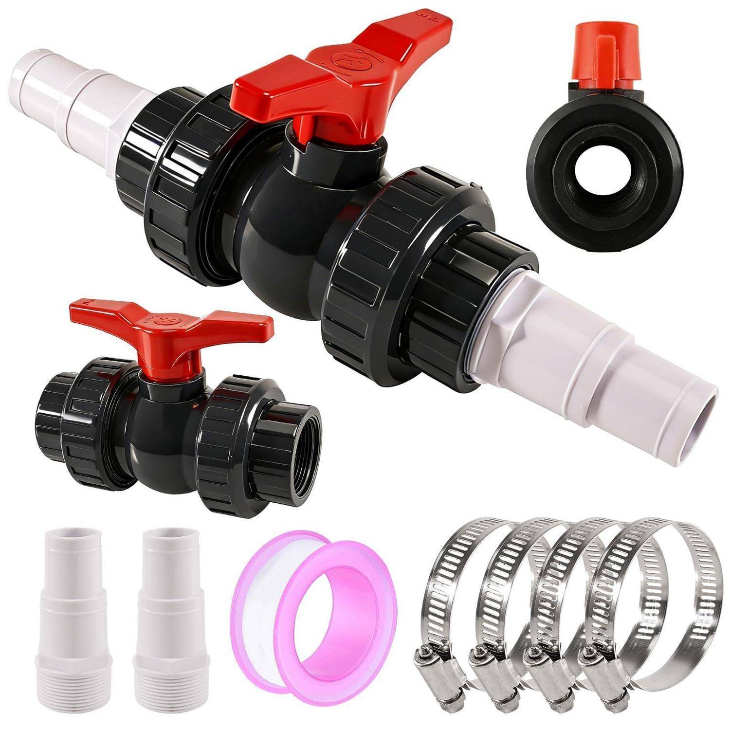 PVC-Kugelventil mit weißen Rohrverschraubungen und Adaptern, rosa Dichtungsringen und Metallschlauchschellen auf weißem Hintergrund dargestellt.