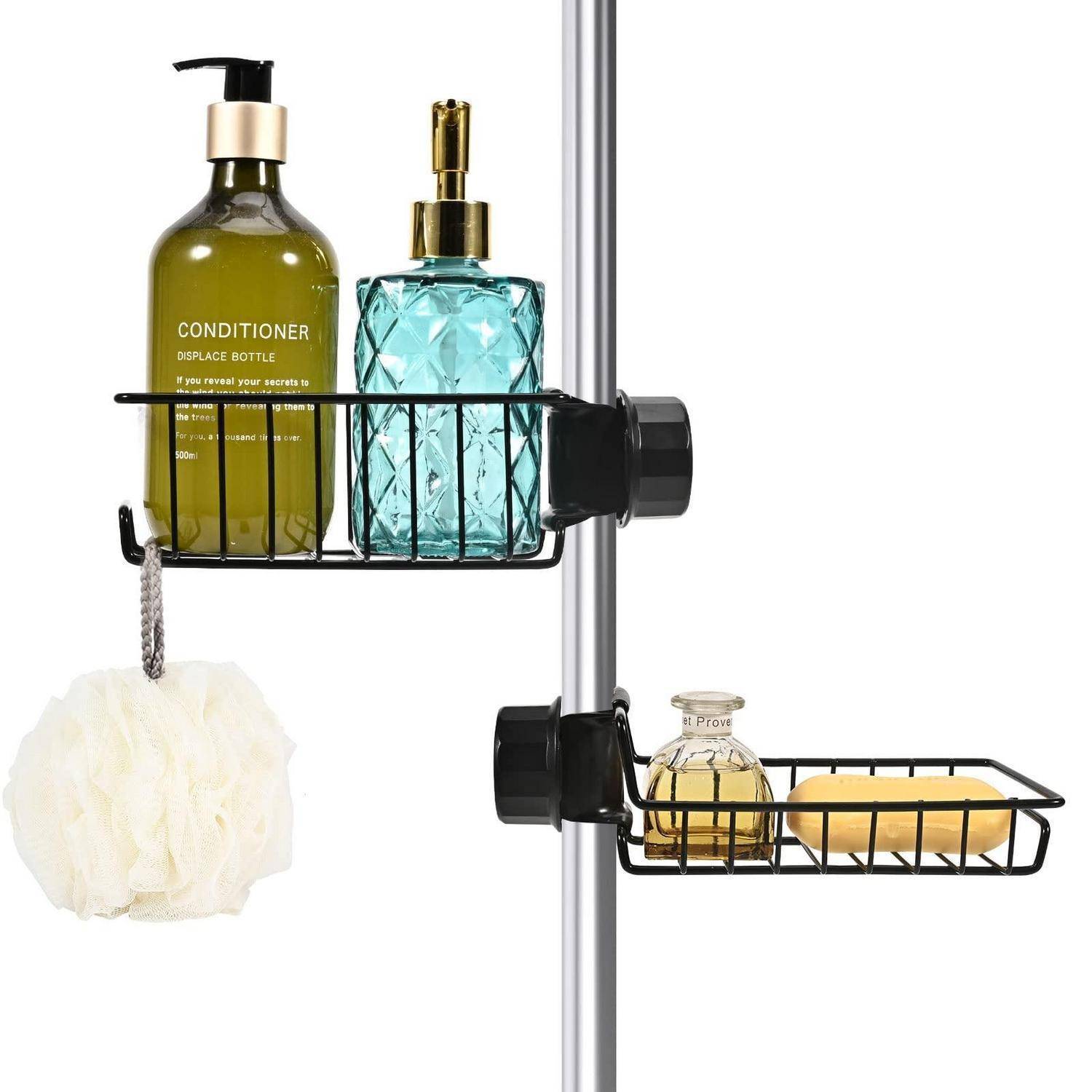 Verstellbares Duschregal an einer Stange, das Conditioner, eine Flasche, Seife und einen Schwamm hält, mit einer Seifenschale darunter.