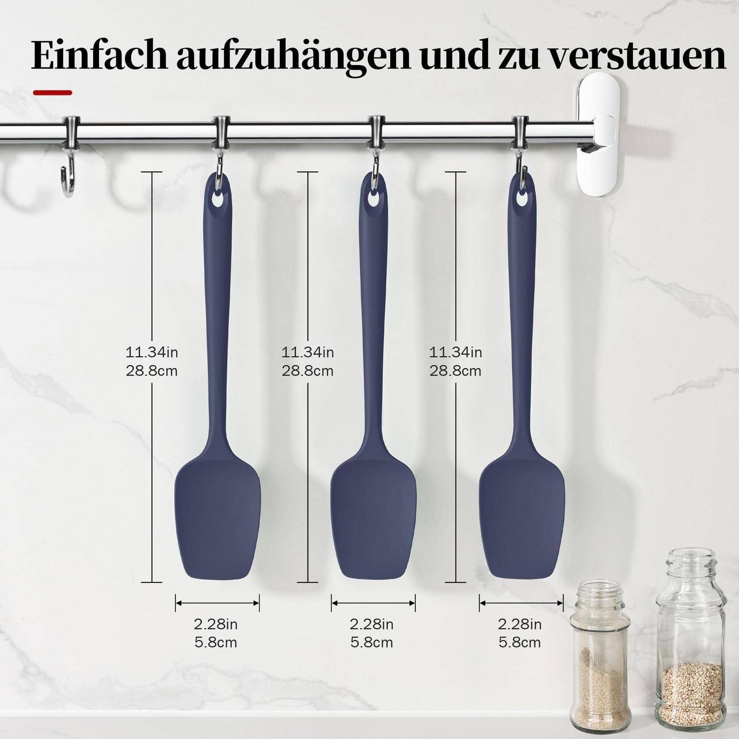 Drei blaue Spatel hängen an einer wandmontierten Schiene, mit den Abmessungen 11,34 Zoll mal 2,28 Zoll und deutschem Text, der besagt: „Einfach aufzuhängen und zu lagern