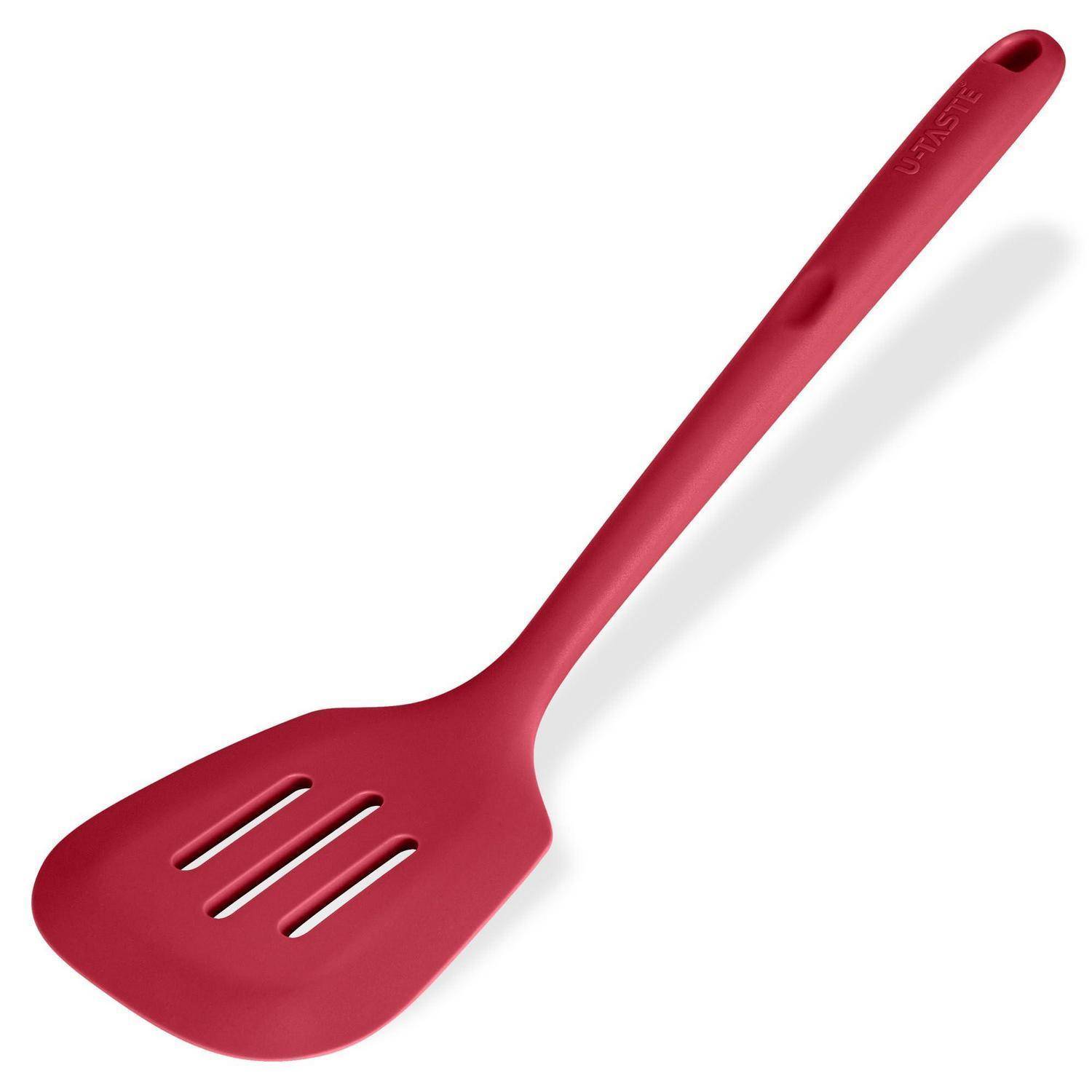 Roter durchbrochener Nylon-Spatel mit langem Griff, auf weißem Hintergrund dargestellt.