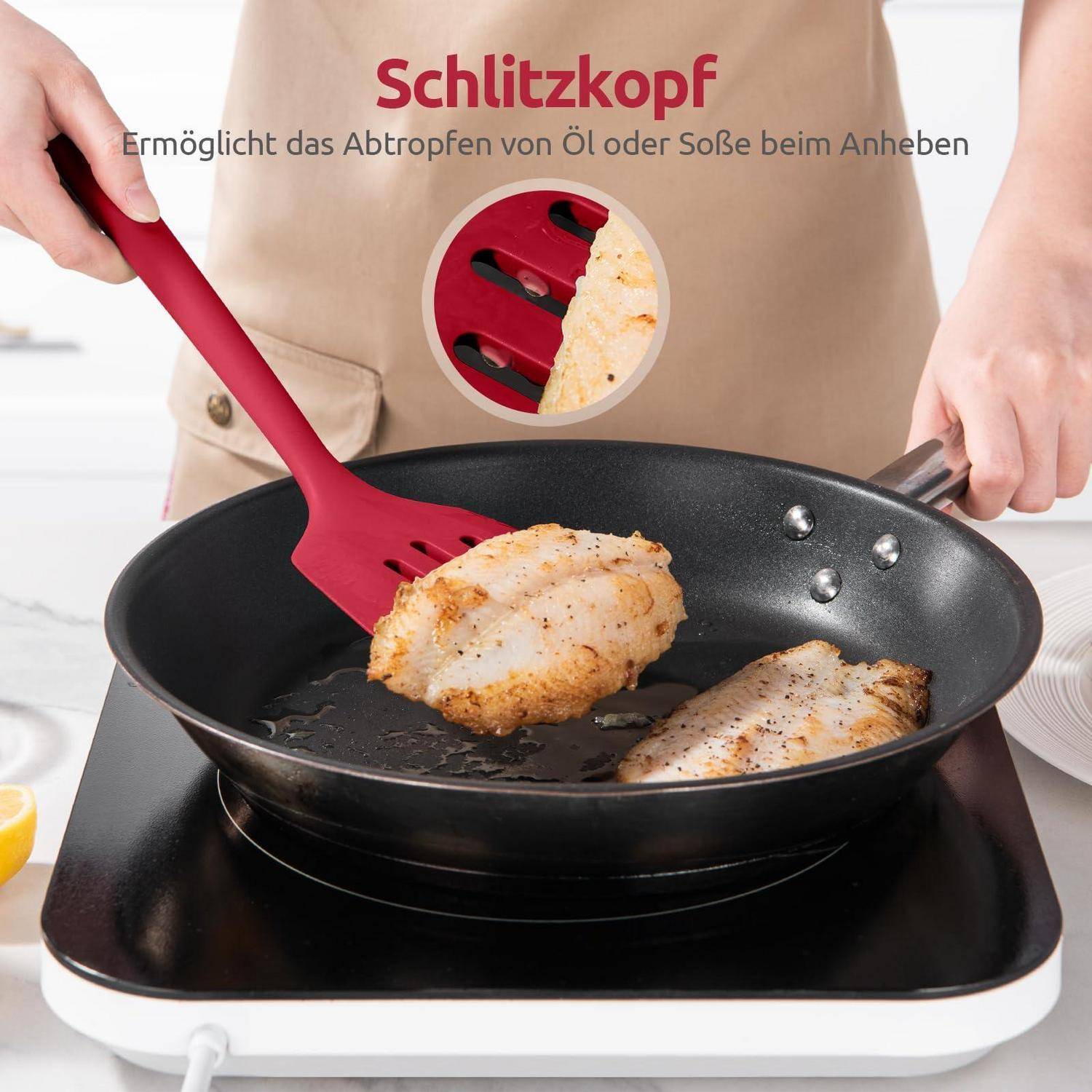 Person hebt Fischfilet aus einer Pfanne mit einem roten Schaumlöffel; deutscher Text sagt „Schlitzkopf