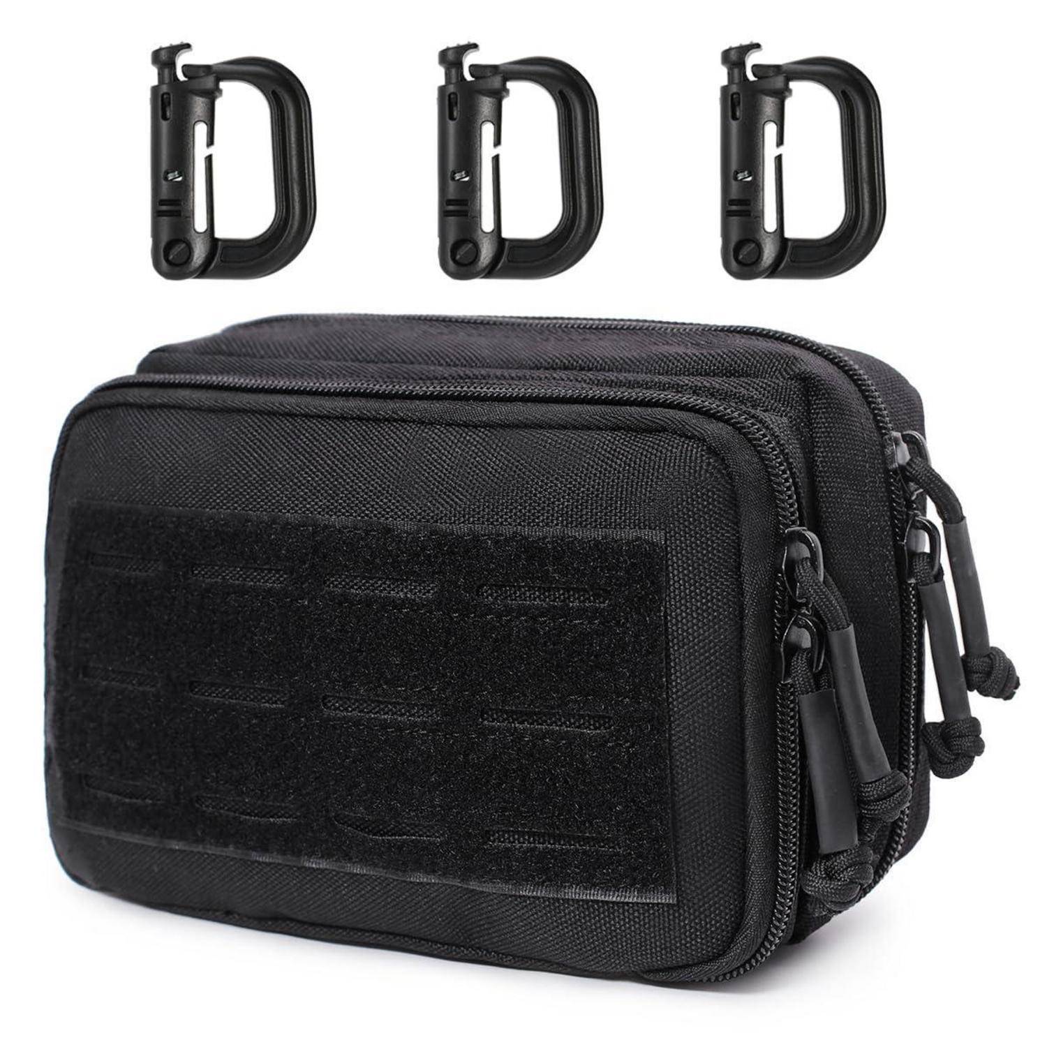 Schwarze Taktiktasche mit Reißverschluss und MOLLE-Panel, dargestellt mit drei Karabinerhaken darüber.