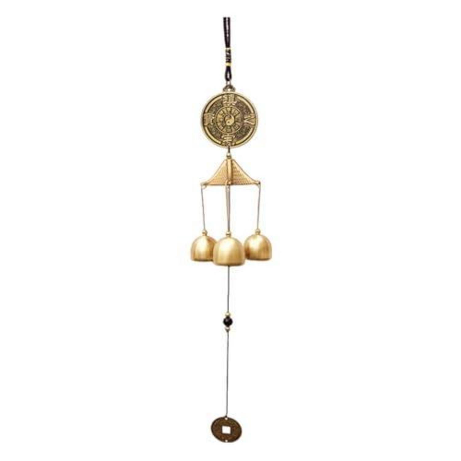 Ein hängender goldener Windspiel mit drei kleinen Glocken und einer runden dekorativen Medaille oben, an einer Schnur aufgehängt.