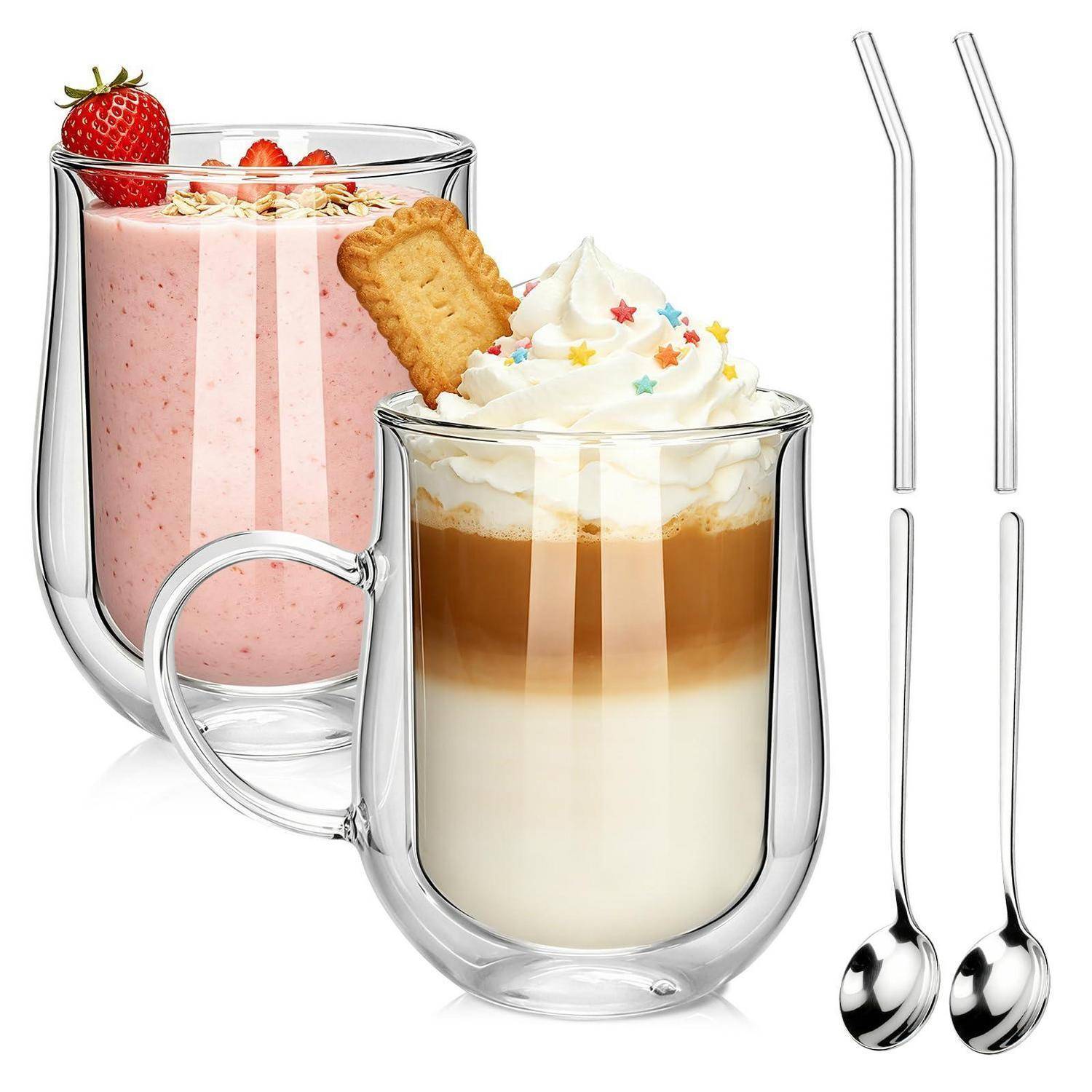 Zwei klare Glastassen mit geschichteten Getränken: rosa Erdbeer-Smoothie und geschlagener Kaffee mit Keks und Streuseln, plus zwei Glöffel.
