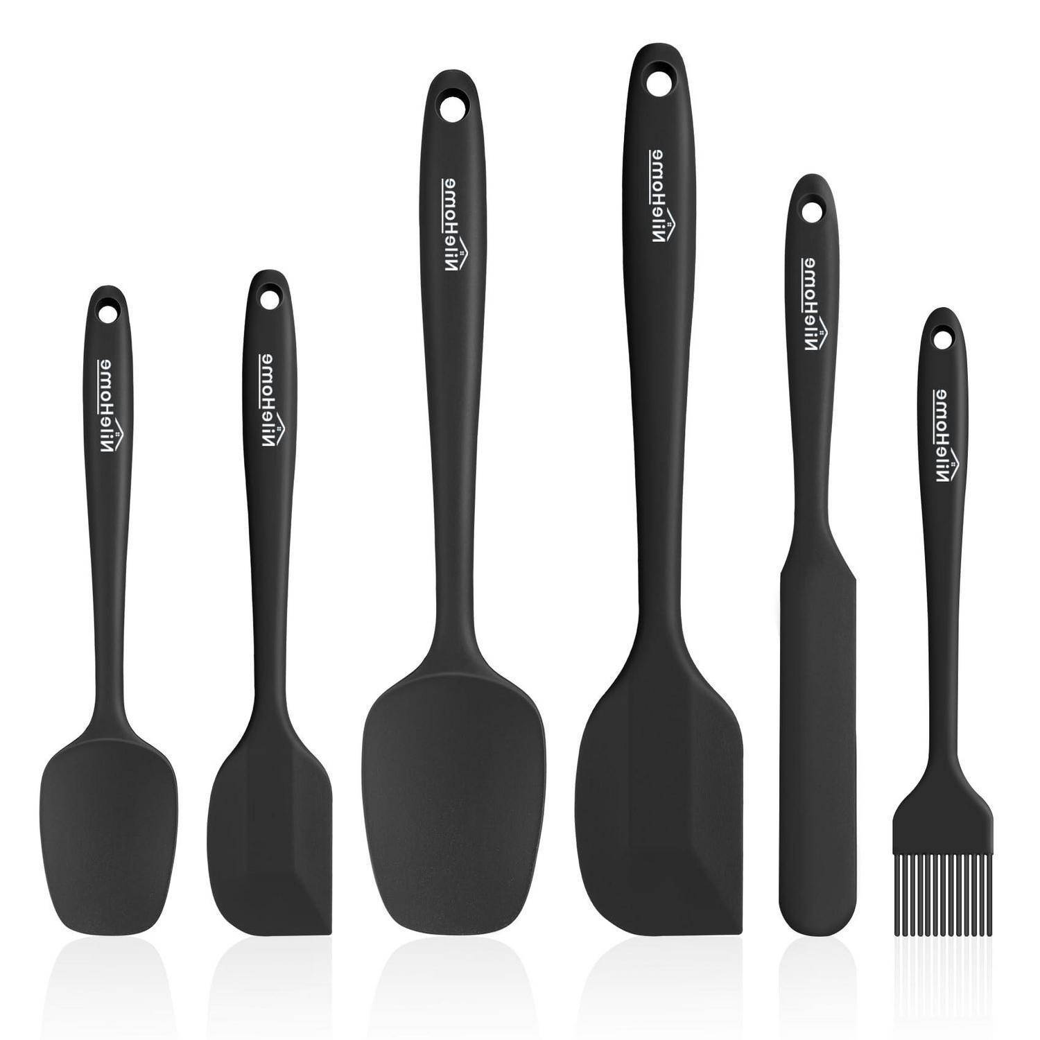 Satz aus sechs schwarzen Silikon-Küchenutensilien mit Aufhängelöchern: Spatel, Löffel, Schaber, Löffel, Spatel und Gebäckpinsel.