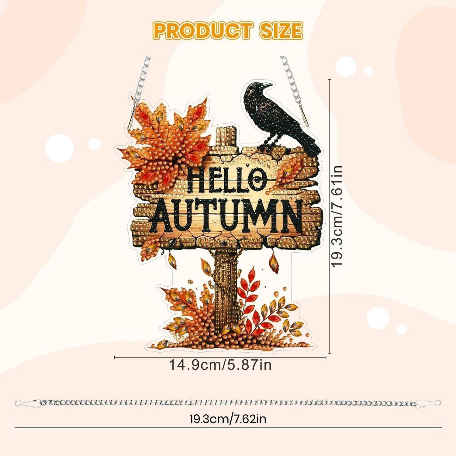 Dekoratives „HELLO AUTUMN"-Hängeschild mit Herbstblättern und einer Krähe, gezeigt mit Produktgrößenmessungen: 19,3 x 14,9 cm, Kettenlänge 19,3 cm.