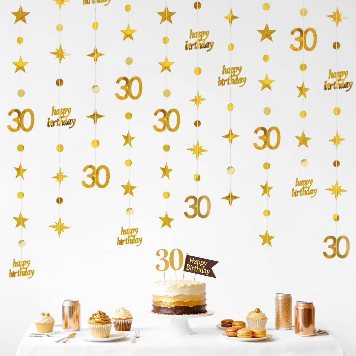 30. Geburtstagsparty-Tisch mit Kuchen, Cupcakes, Makronen, Getränken und goldenen „Happy Birthday