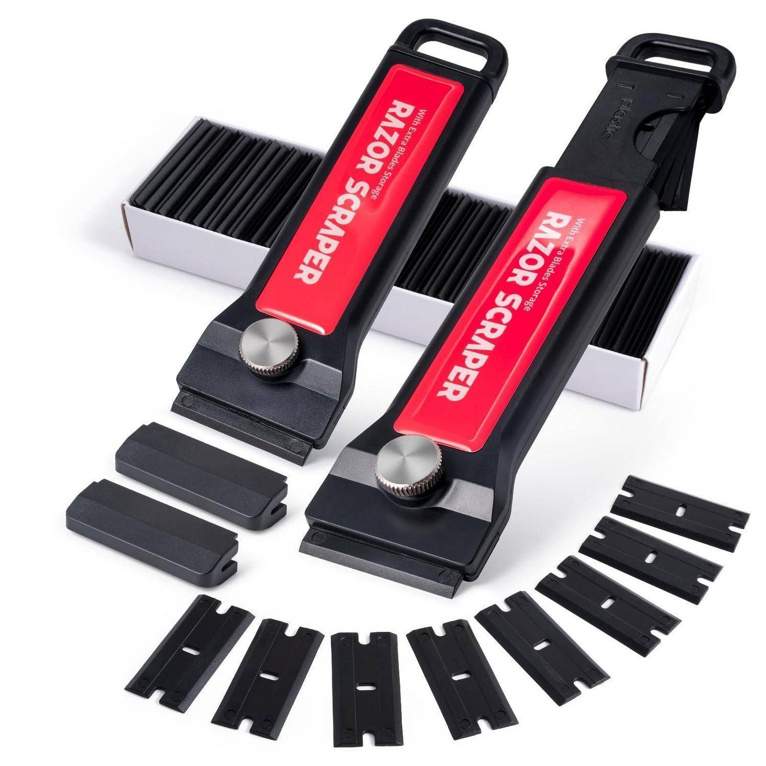 Zwei Razor Scraper Handwerkzeuge mit schwarzen Austauschklingen und Klingenabdeckungen auf weißem Hintergrund angeordnet.