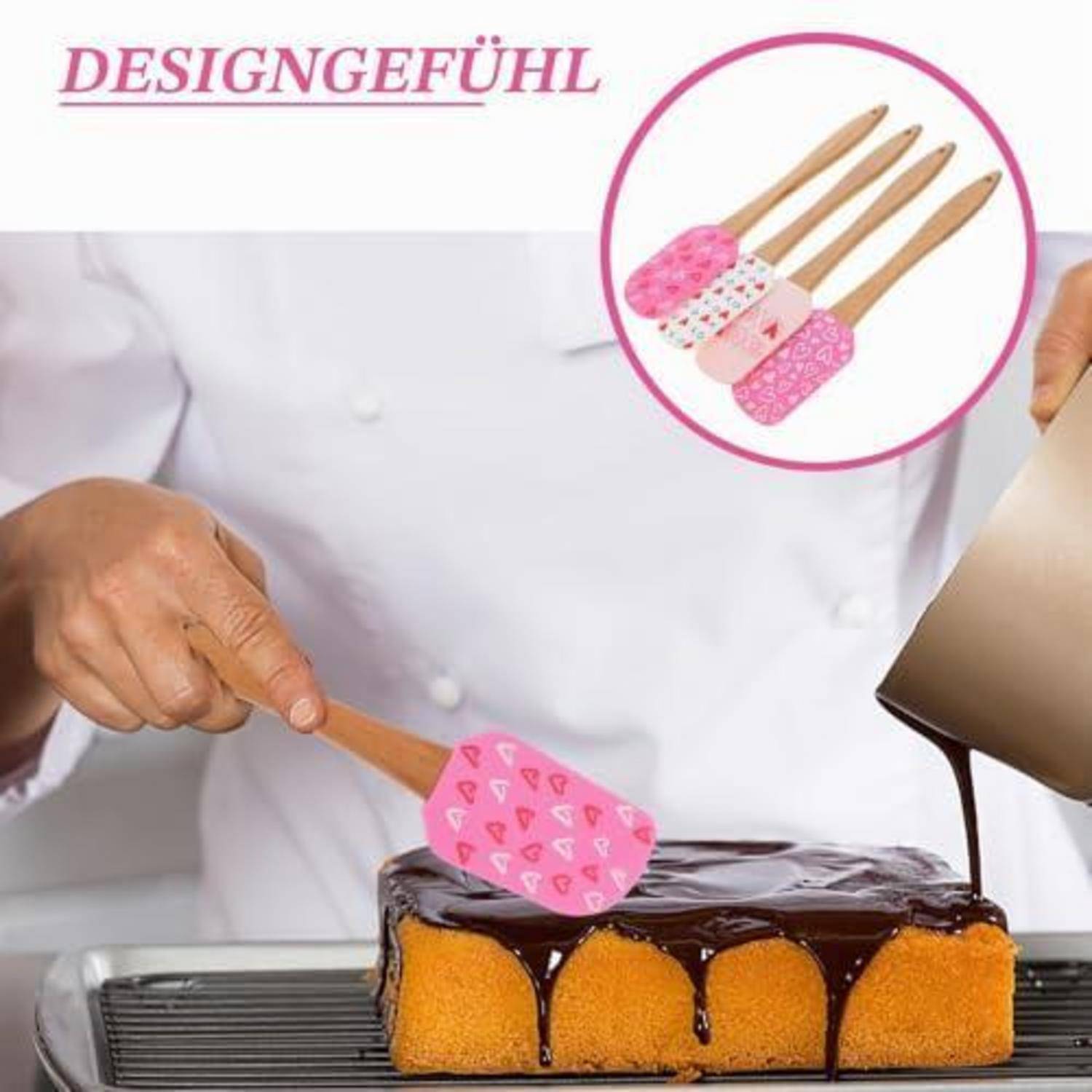 Ein Chef verbreitet Schokoladenglasur auf einem Kuchen mit einem rosa Silikon-Spatel; eine Einblendung zeigt drei dekorative Spatel mit Holzgriffen und rosa gemusterten Köpfen.
