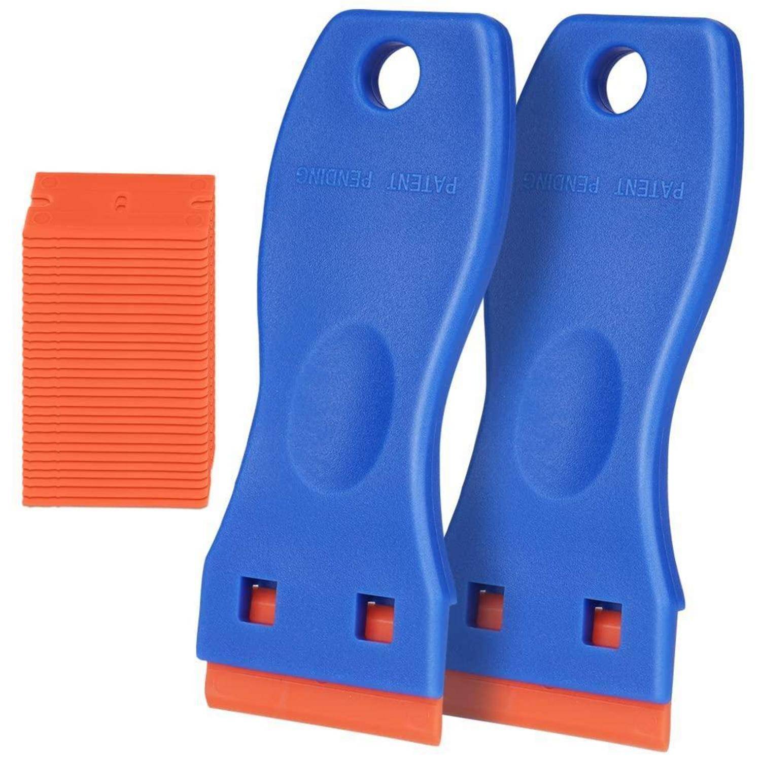 Zwei blaue Eiskratzer mit orangefarbenen Klingen neben einem gerippten orangefarbenen Kratzpad auf weißem Hintergrund.