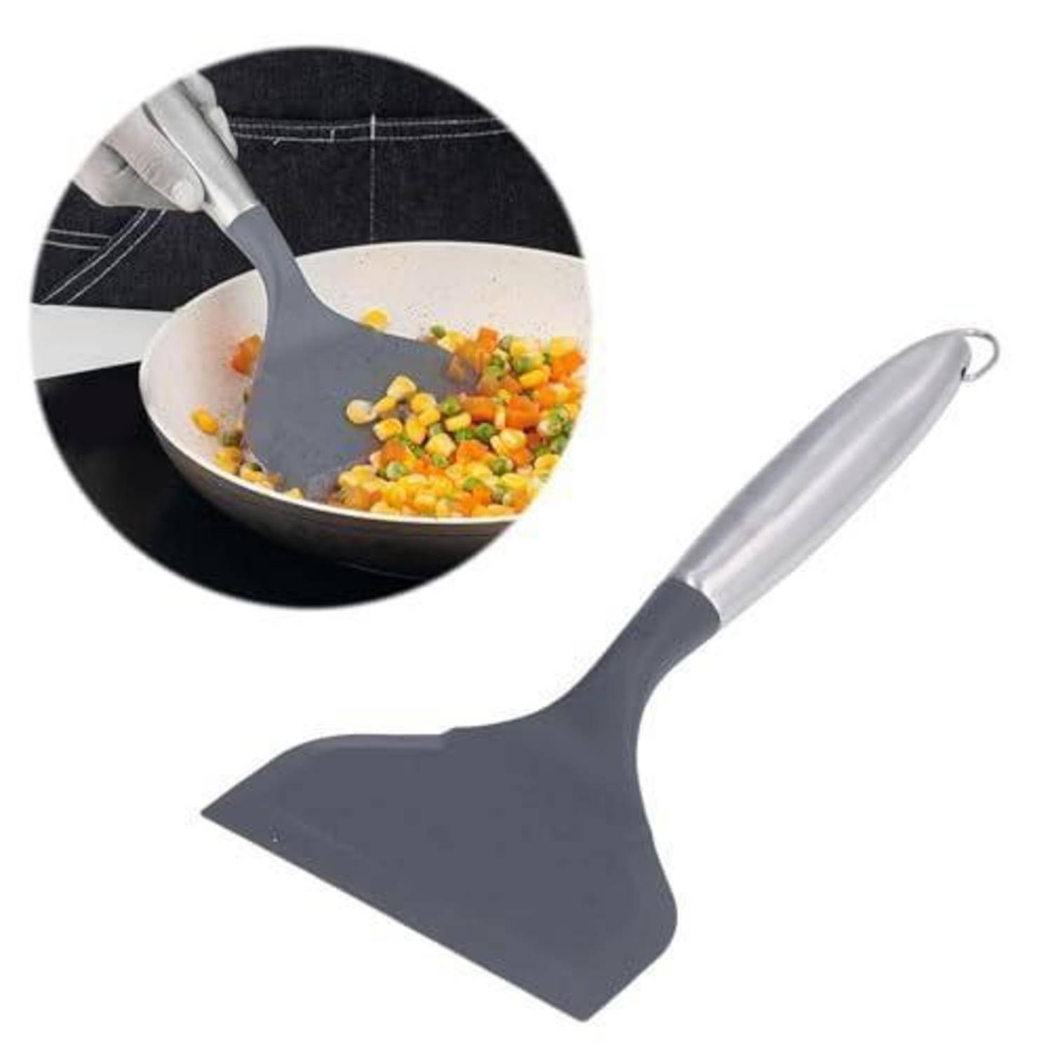 Grauer Küchenschaber hebt Gemüse aus einer Bratpfanne, gezeigt mit Ausschnitt der Verwendung beim Kochen.