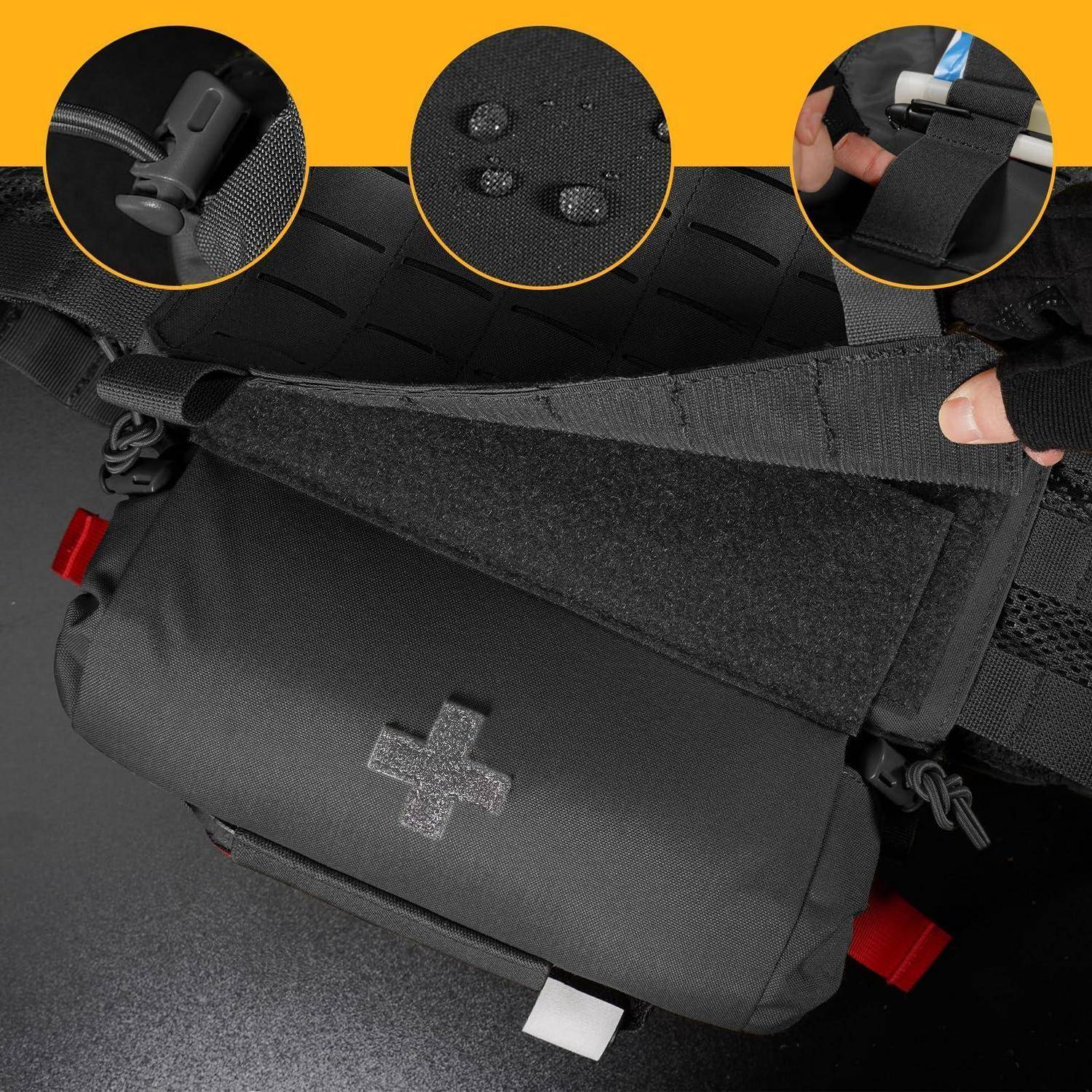 Nahaufnahme eines schwarzen taktischen Beutels, der mit Klettverschluss und Schnalle an einem Rucksackgurt befestigt ist, mit Wassertropfen und einer Hand, die den Gurt verstellt.