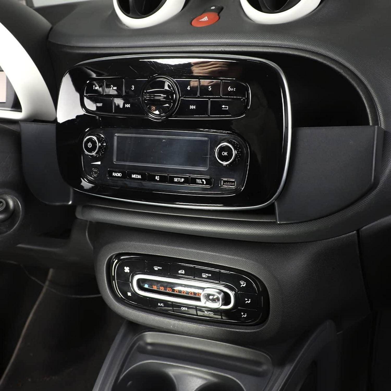 Mittelkonsole des Autos mit Radiosteuerungen und digitalem Klimasteuerfeld unter den Belüftungsdüsen.