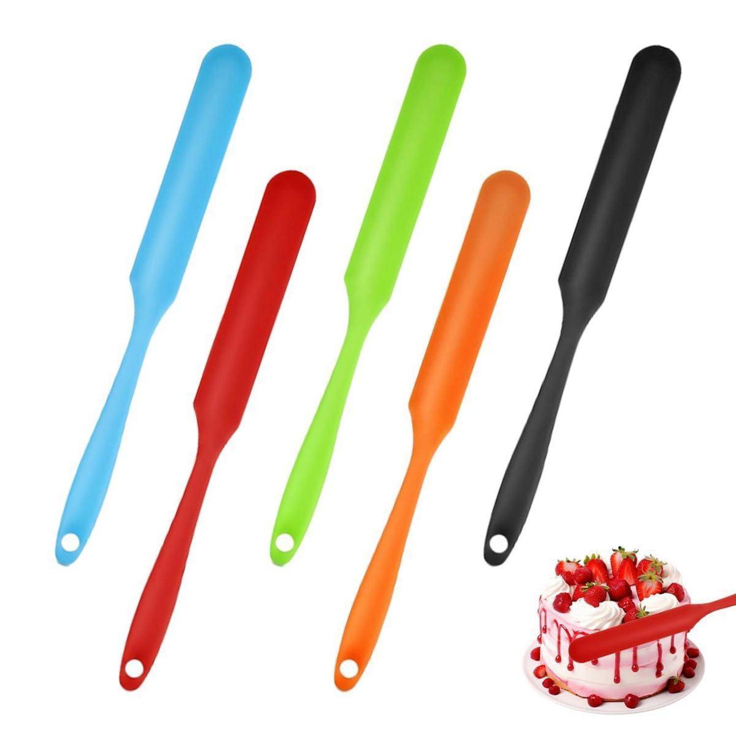 Fünf farbenfrohe Spatel—blau, rot, grün, orange und schwarz—neben einem kleinen verzierten Erdbeerkuchen mit einem roten Spatel oben drauf gezeigt.